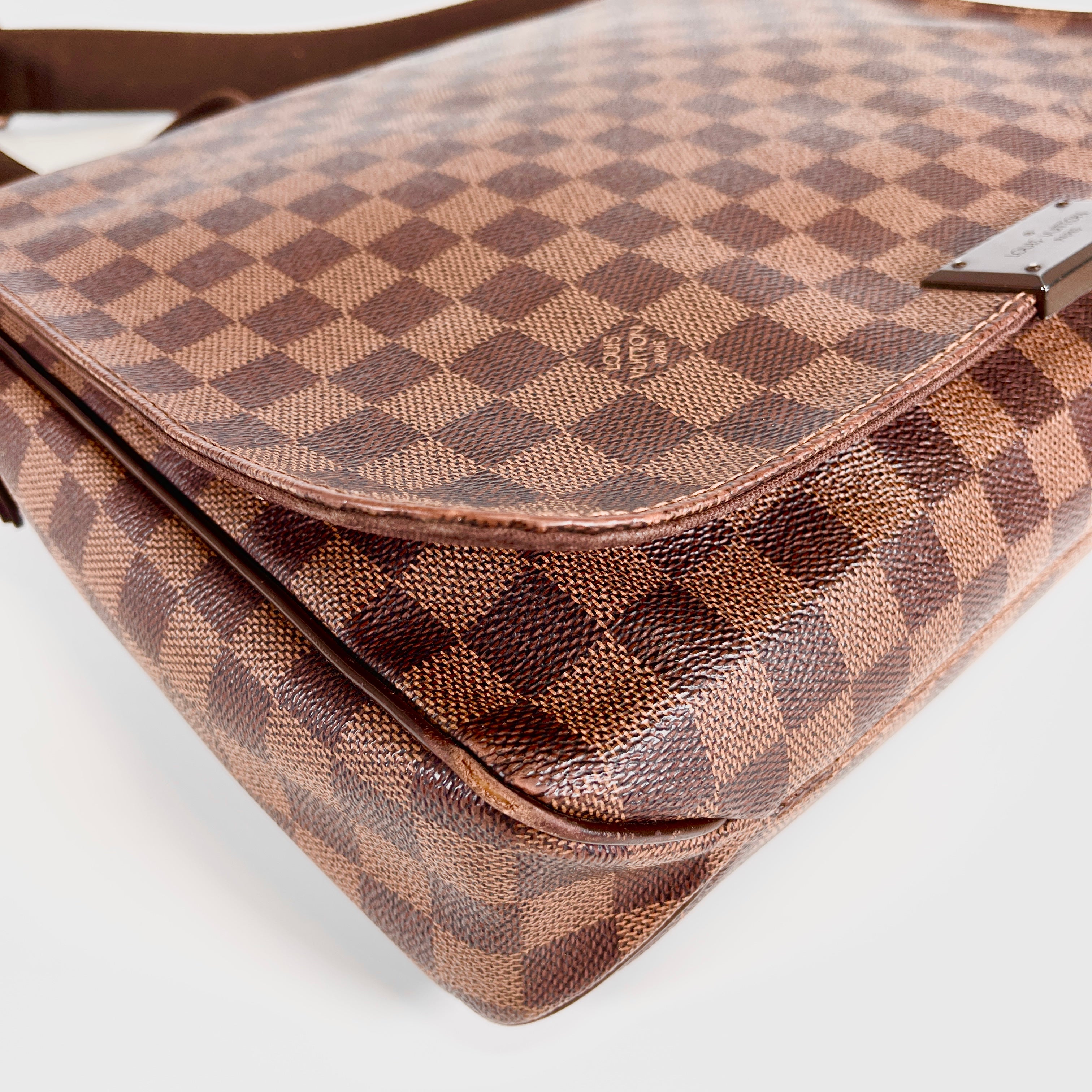 2604 secondhand LV Shoulder bag / Crossbody Bag District
