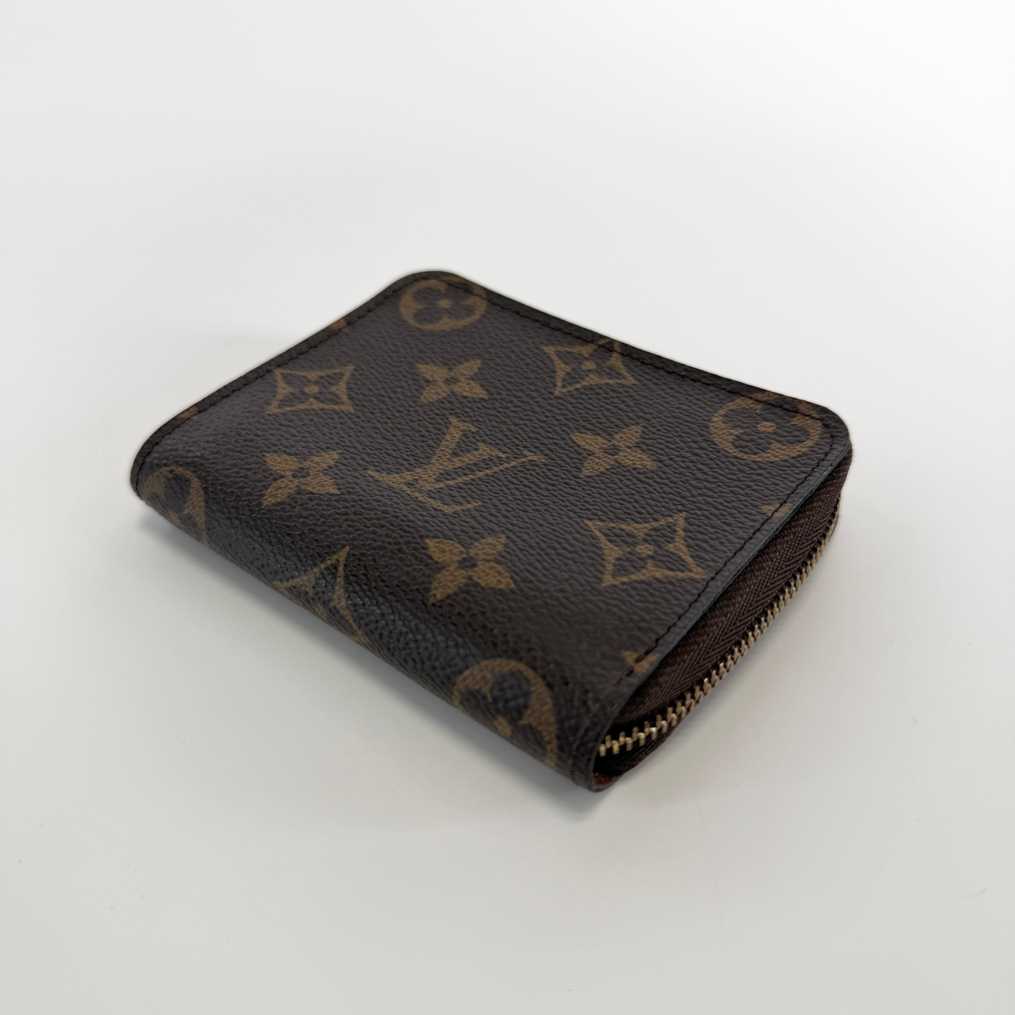 2607 secondhand LV Monogram Zippy Coin Purse