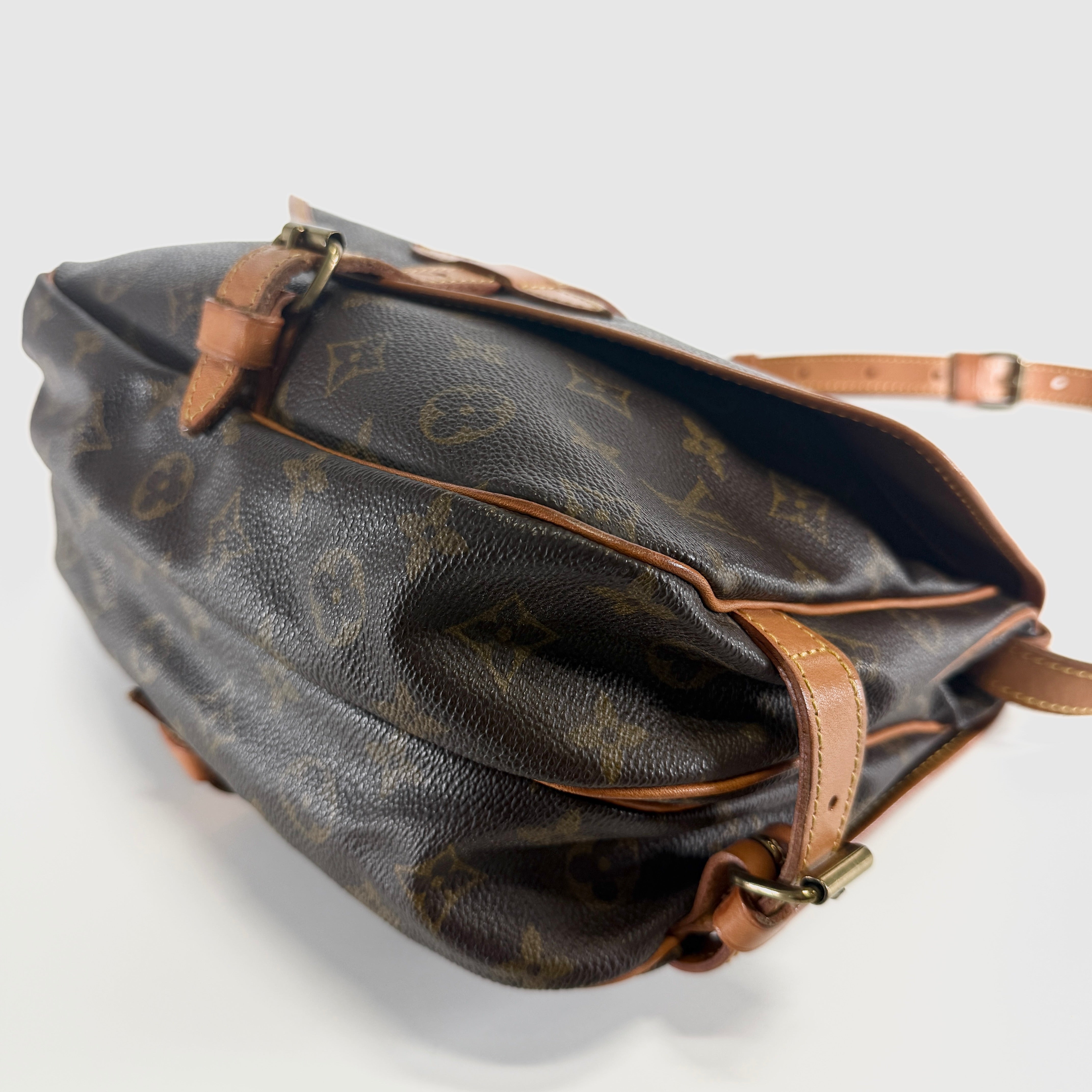 2605 secondhand LV Monogram Saumur 30