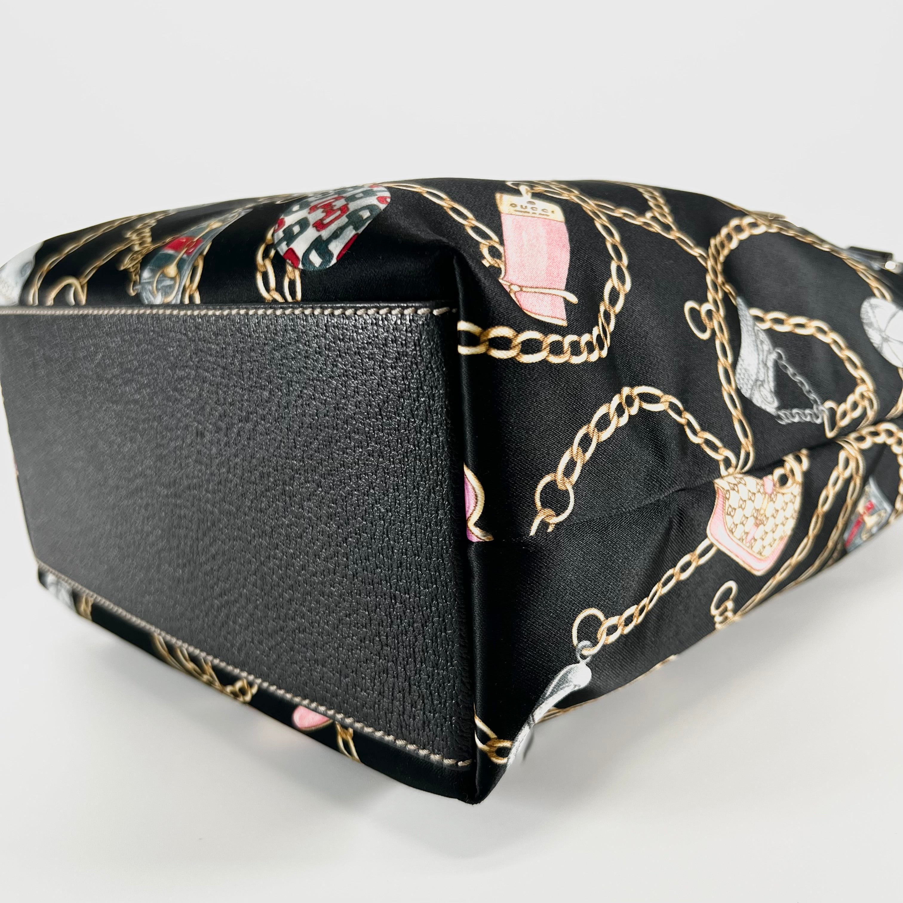 2606 secondhand GUCCI satin hand bag