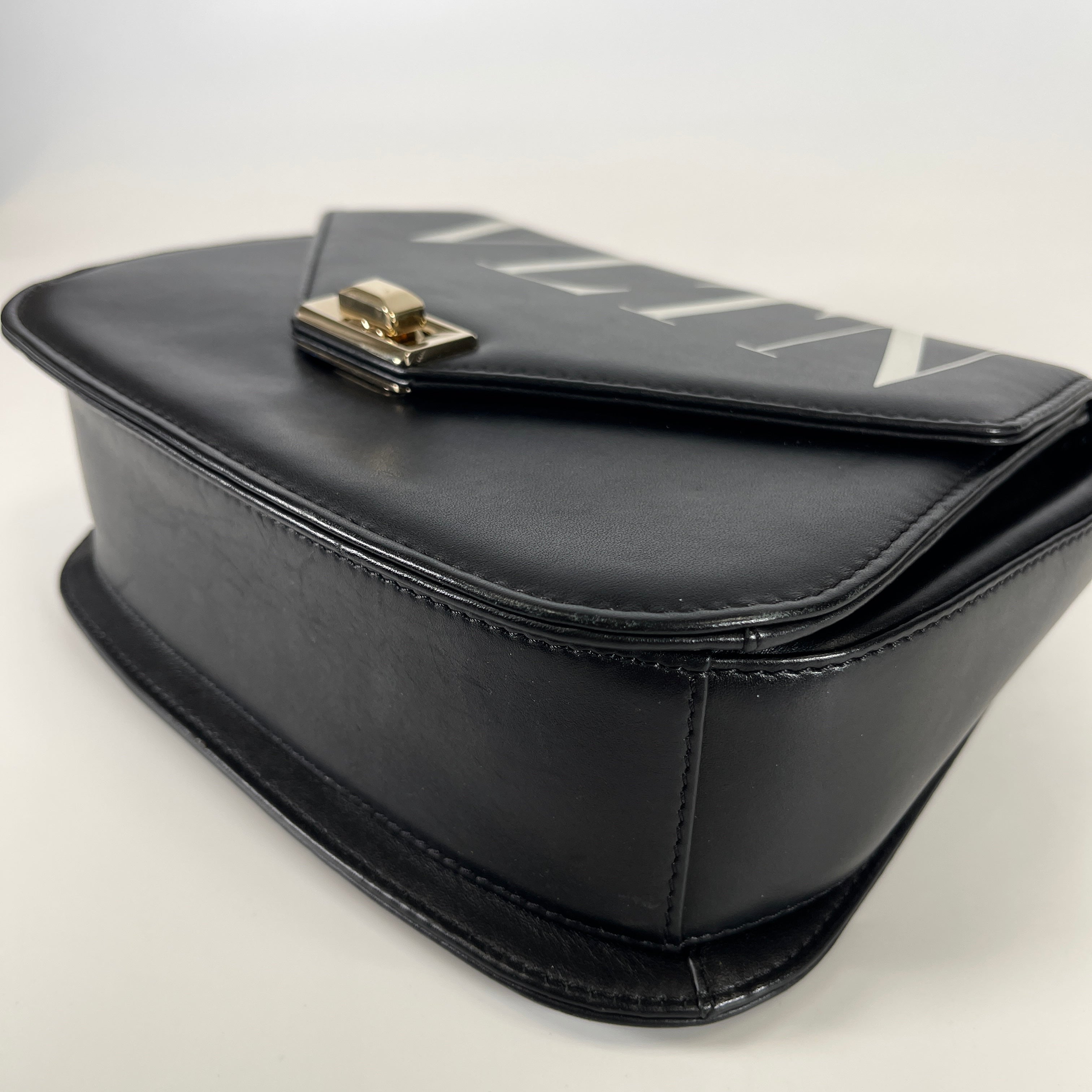 2605 secondhand VALENTINO leather chain Crossbody Bag