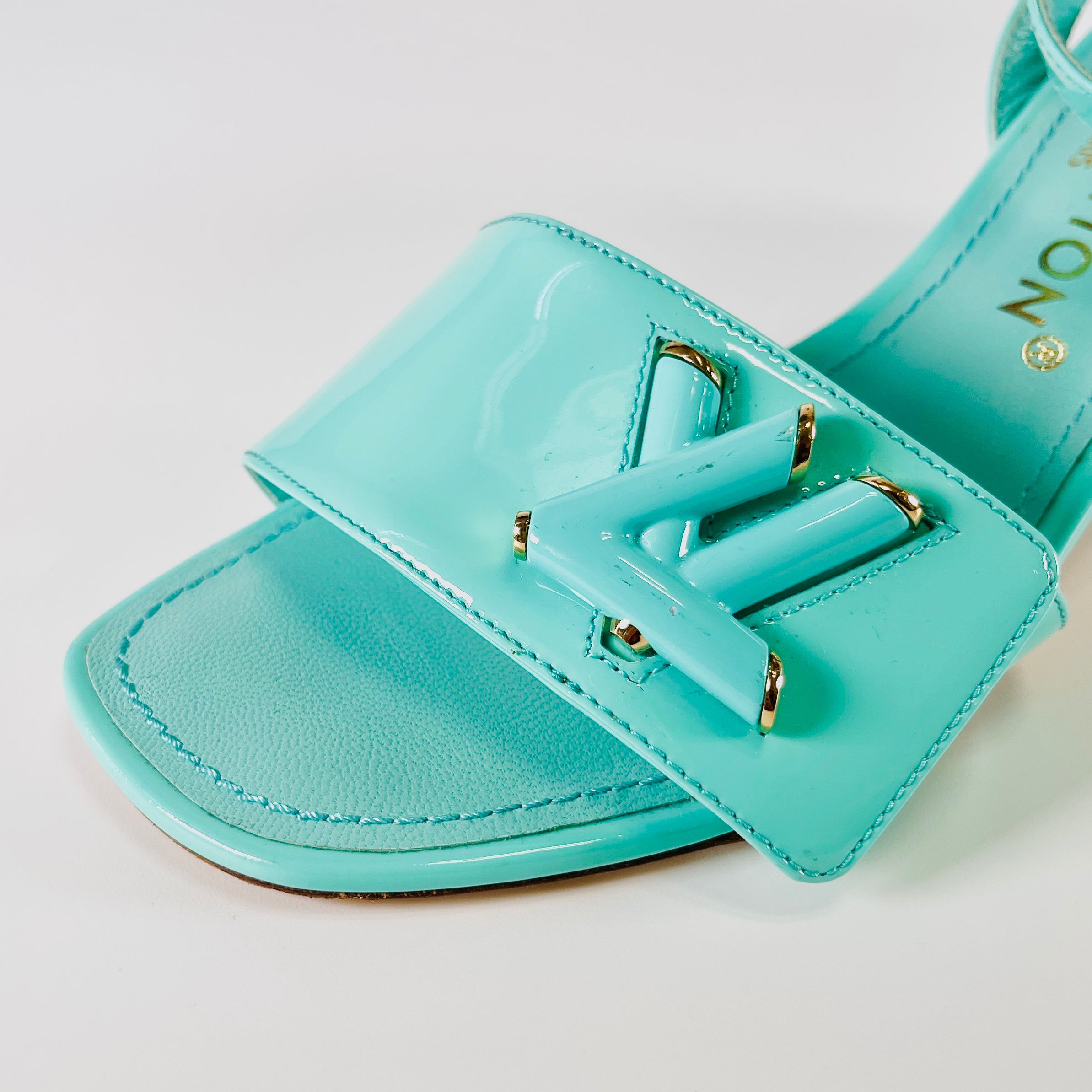 2602 secondhand LV Sandals