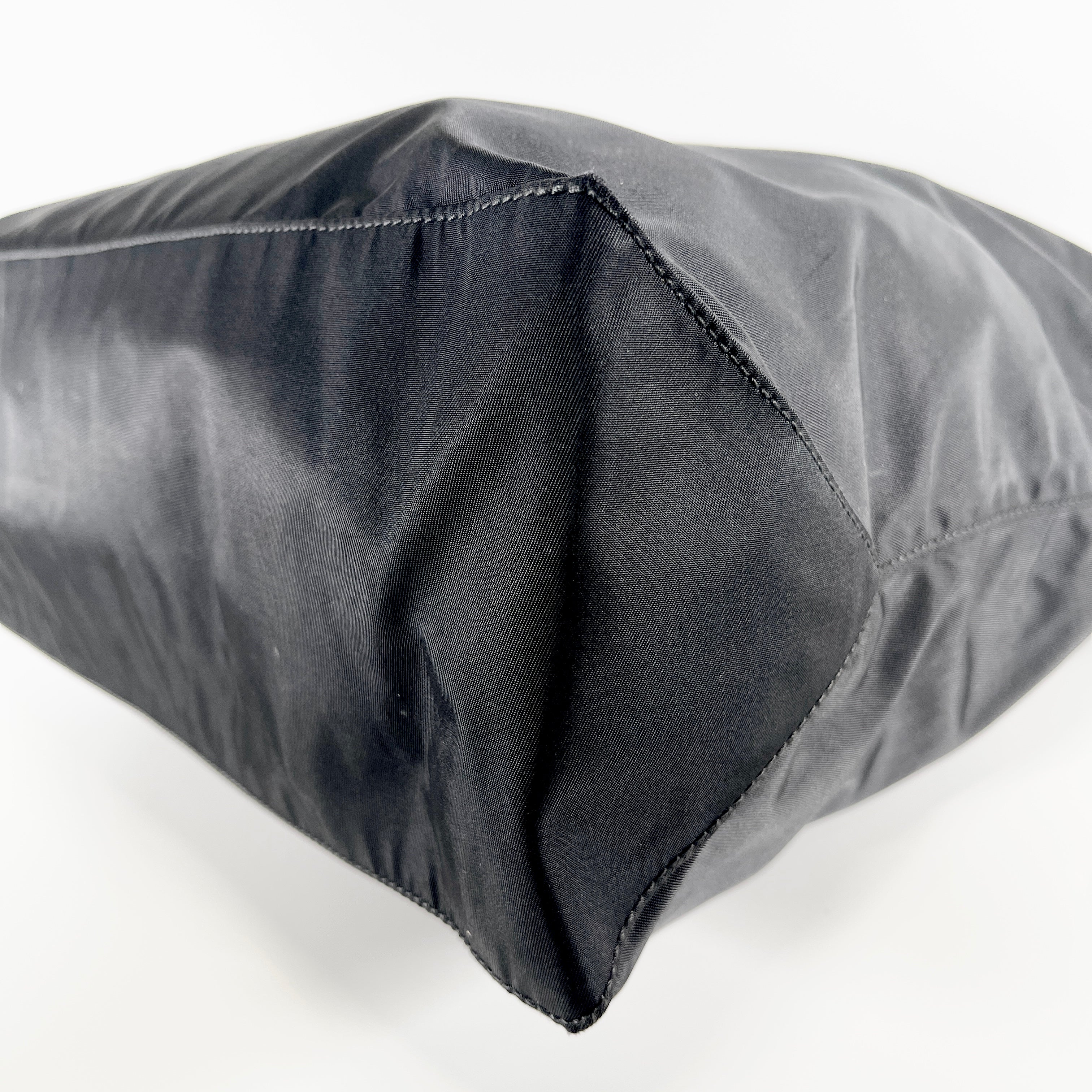2604 secondhand PRADA hand bag ? logo plate nylon black