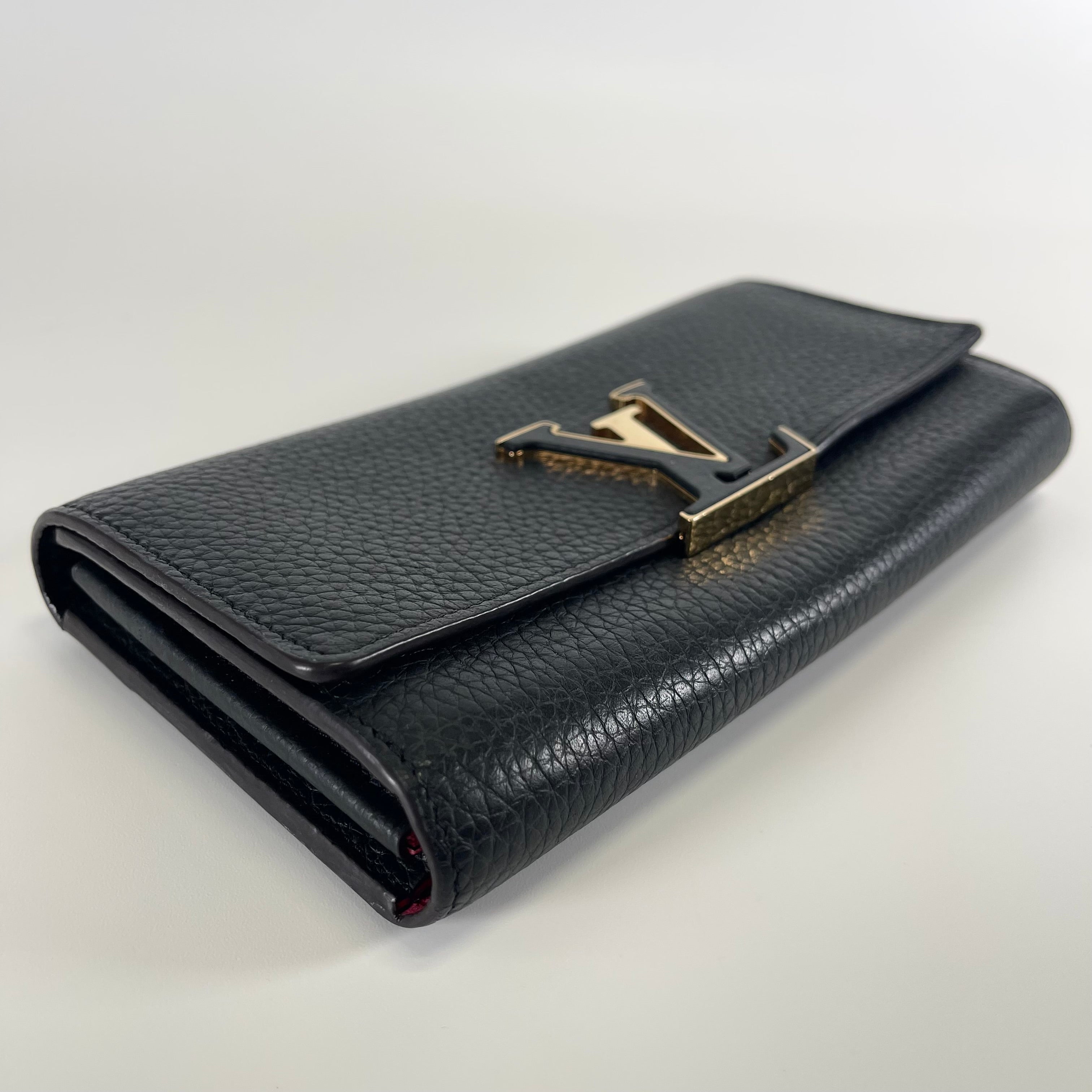 2605 secondhand LV Portefeuille Capucines initial