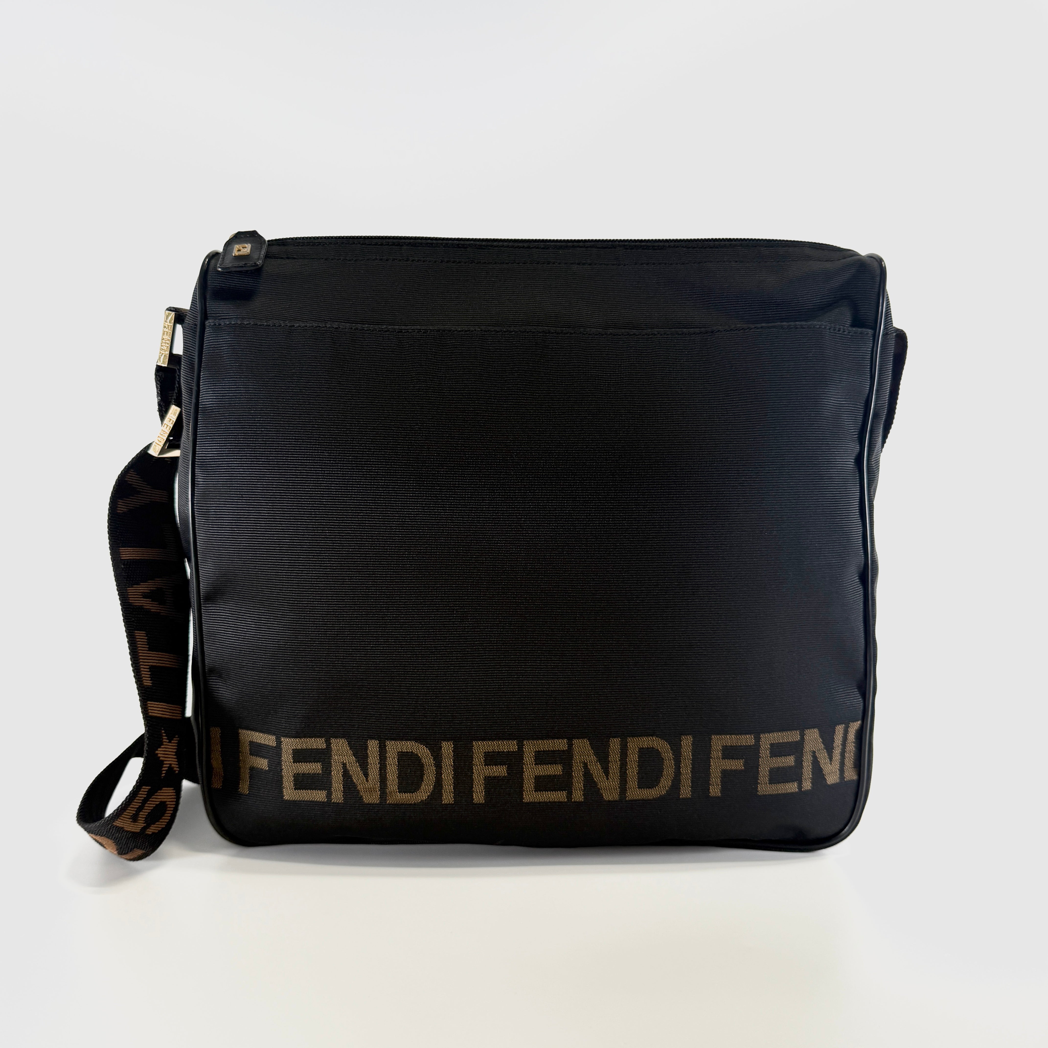 2607 secondhand FENDI pouch With shoulder black
