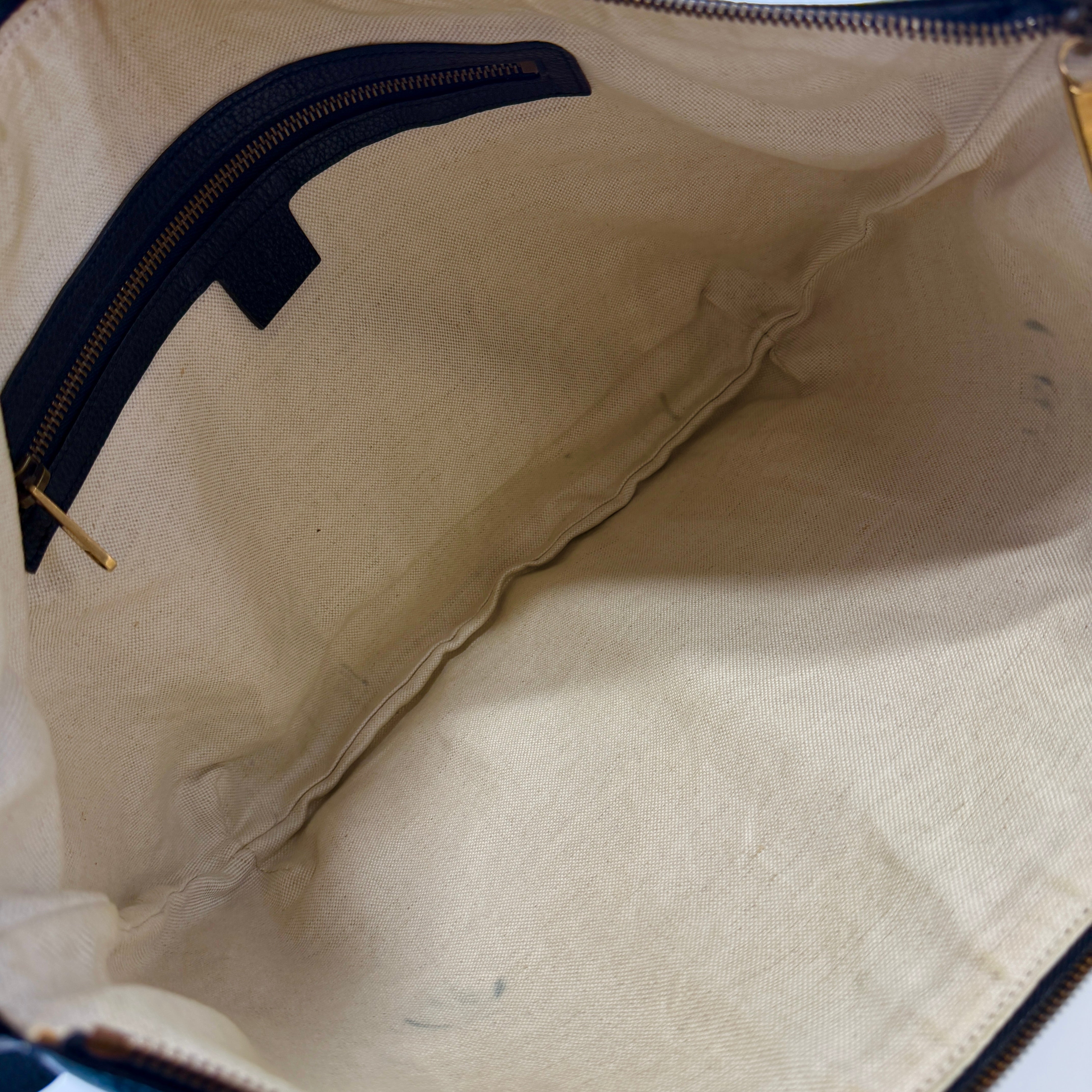 2607 secondhand GUCCI Shoulder bag / Crossbody Bag