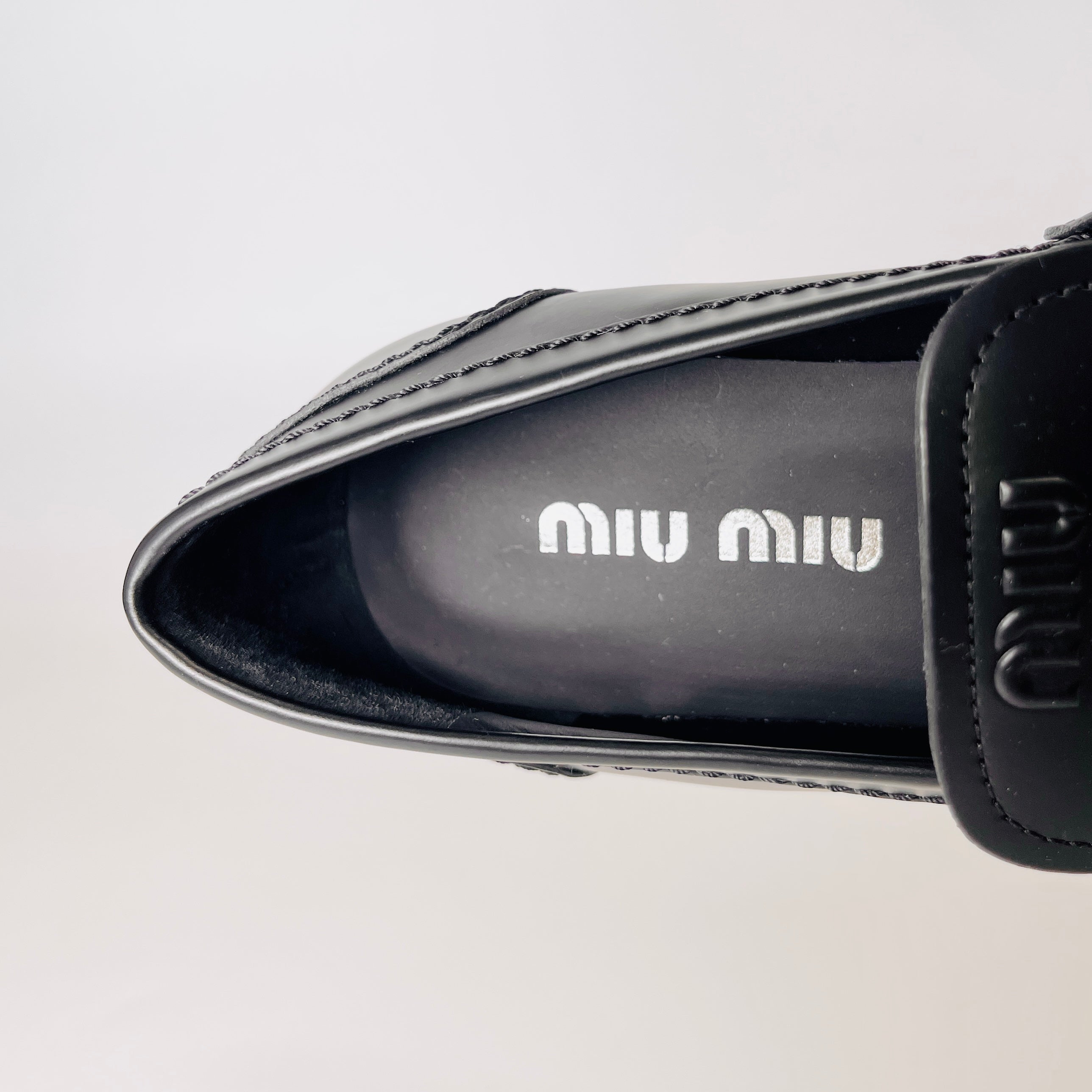 2606 secondhand MIUMIU leather Loafers 38 Women's black logo Embossing fur