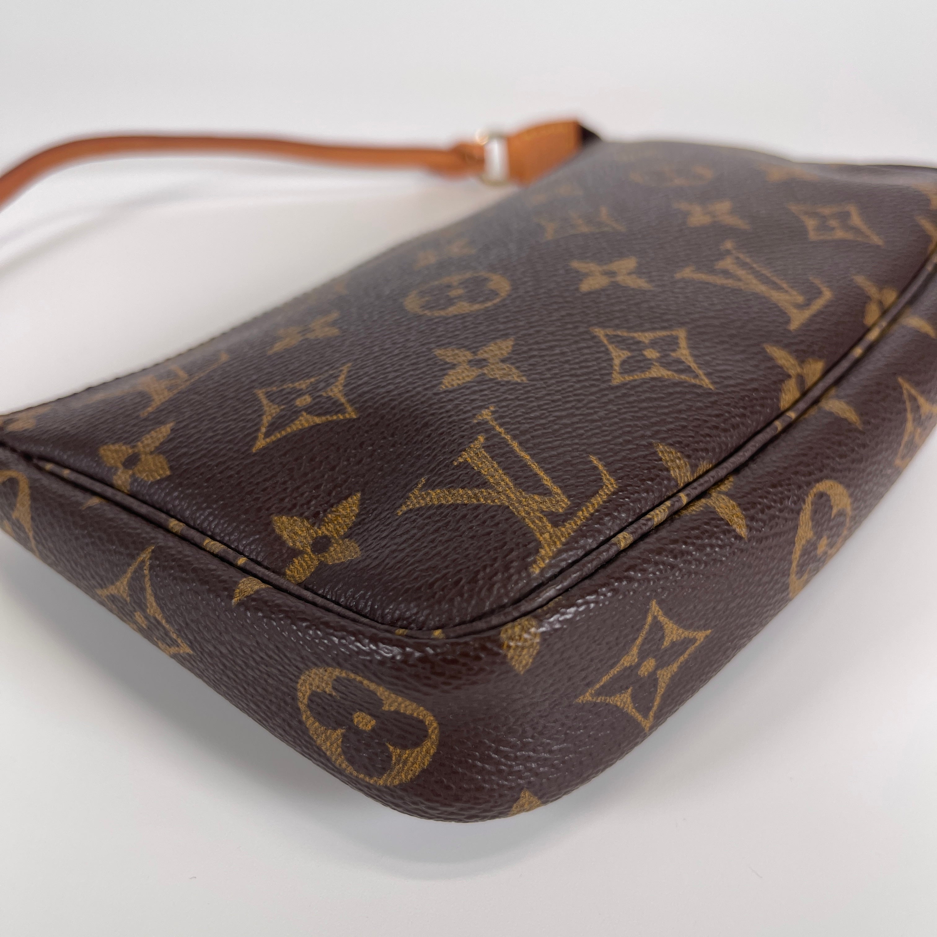 2605 secondhand LV Monogram Pochette accessories