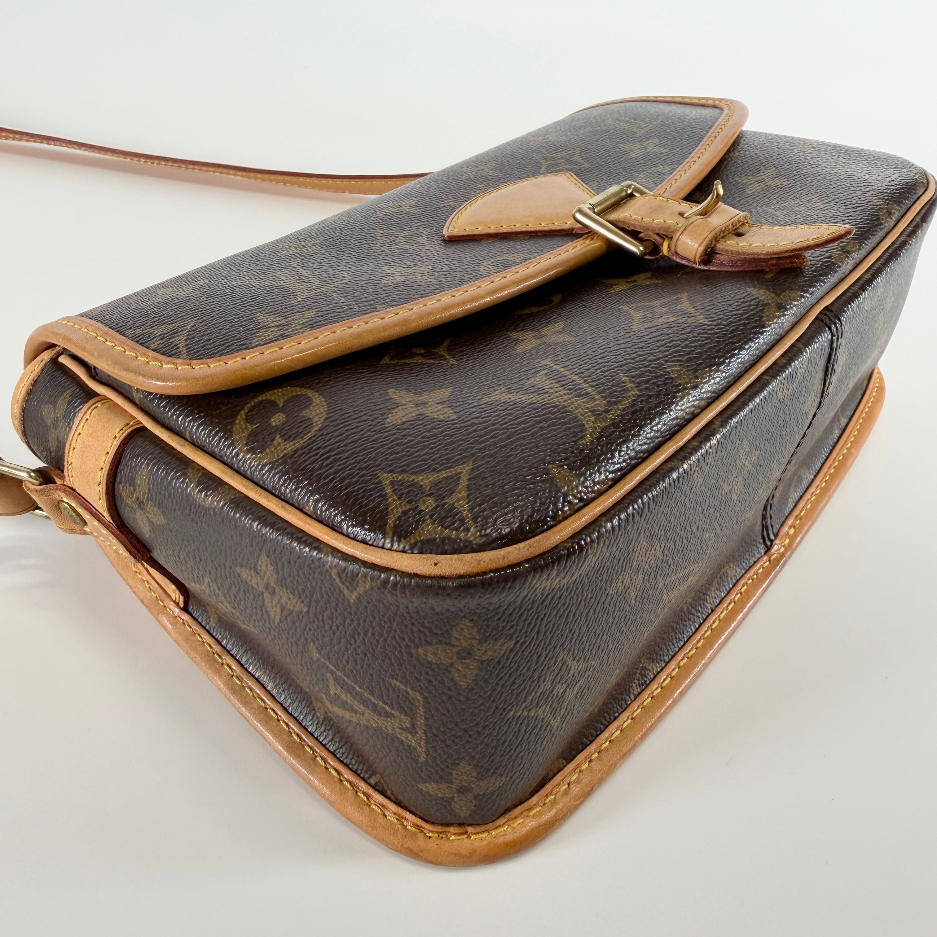 2605 secondhand LV Monogram Sologne