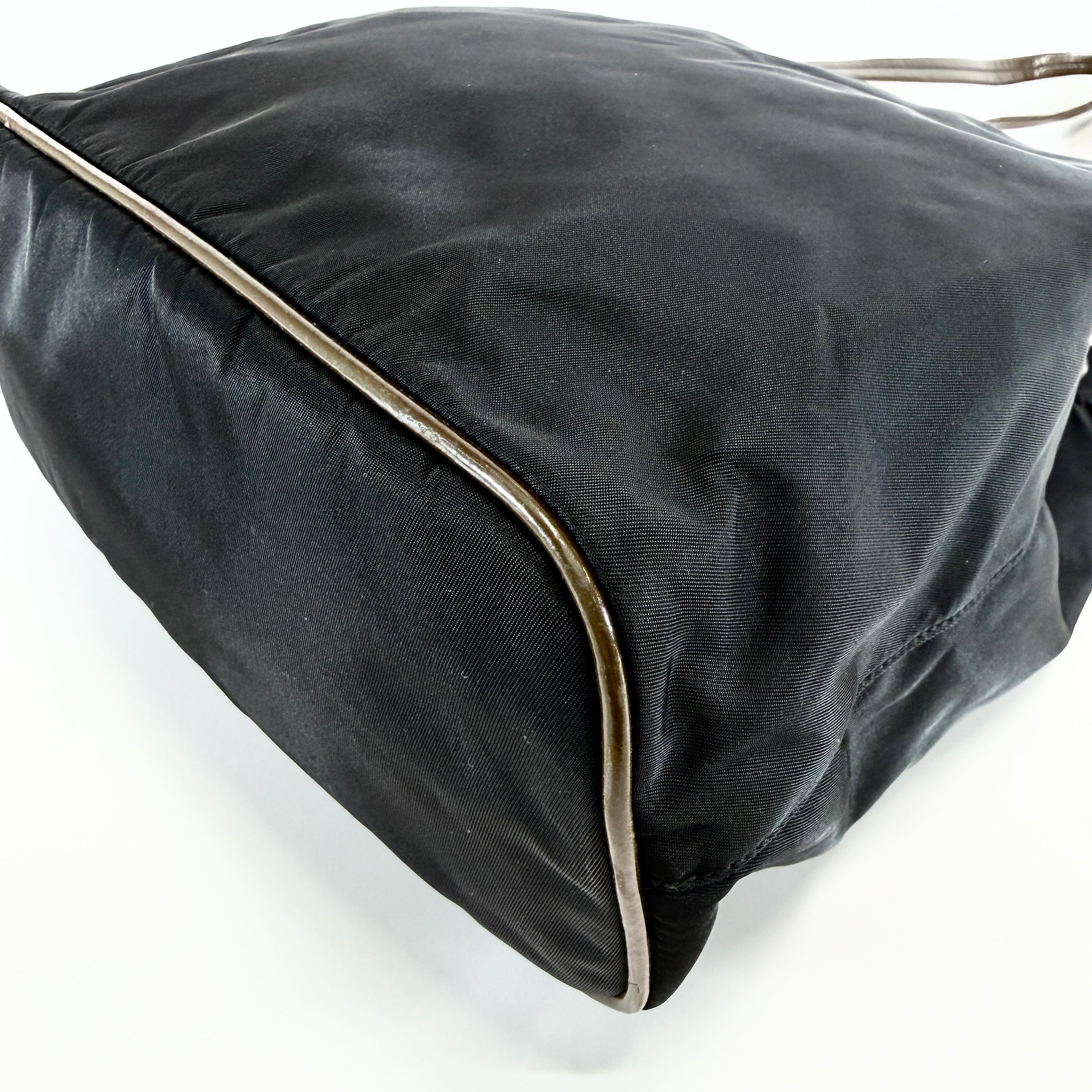 2607 secondhand PRADA Shoulder bag / Crossbody Bag