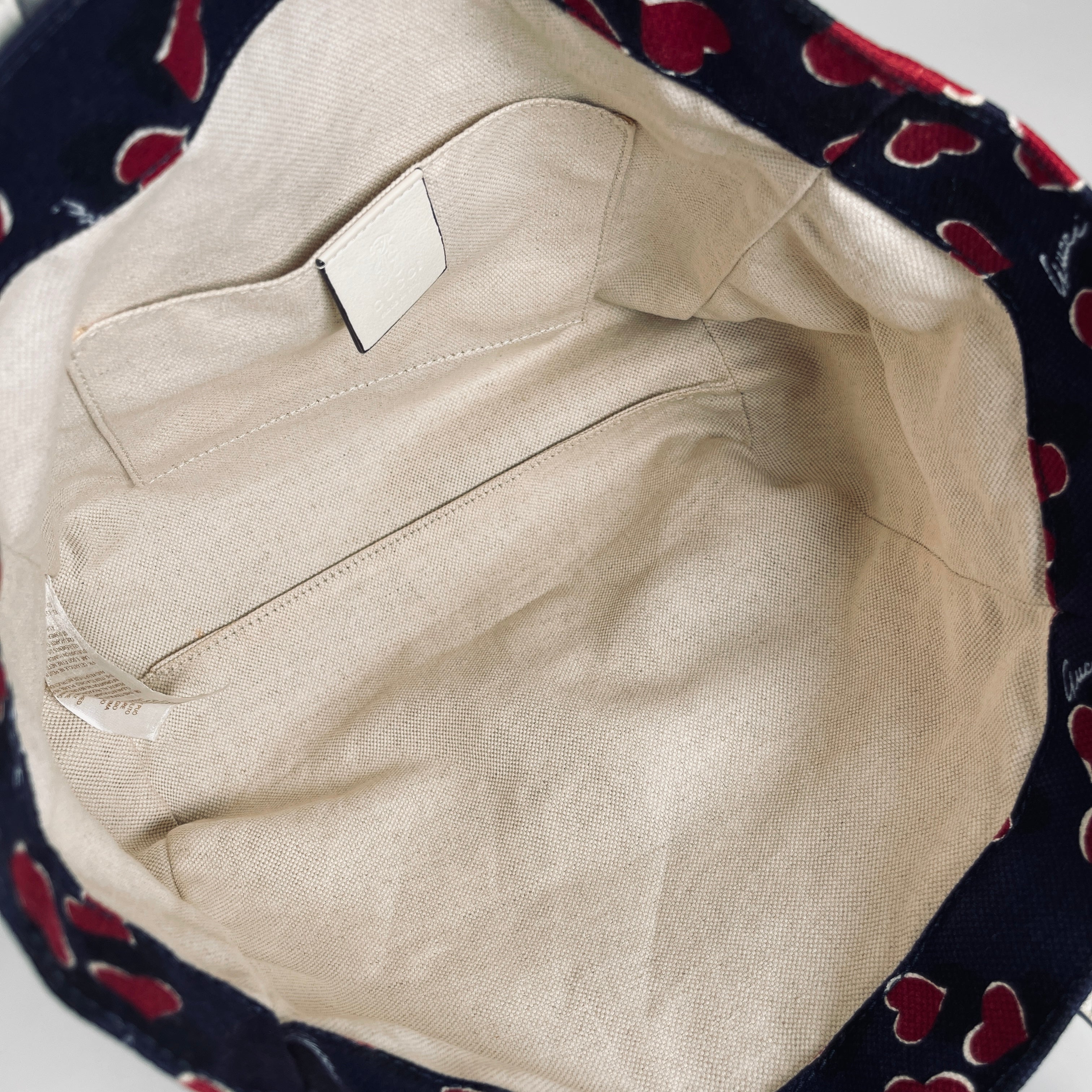 2606 secondhand GUCCI heart hand bag