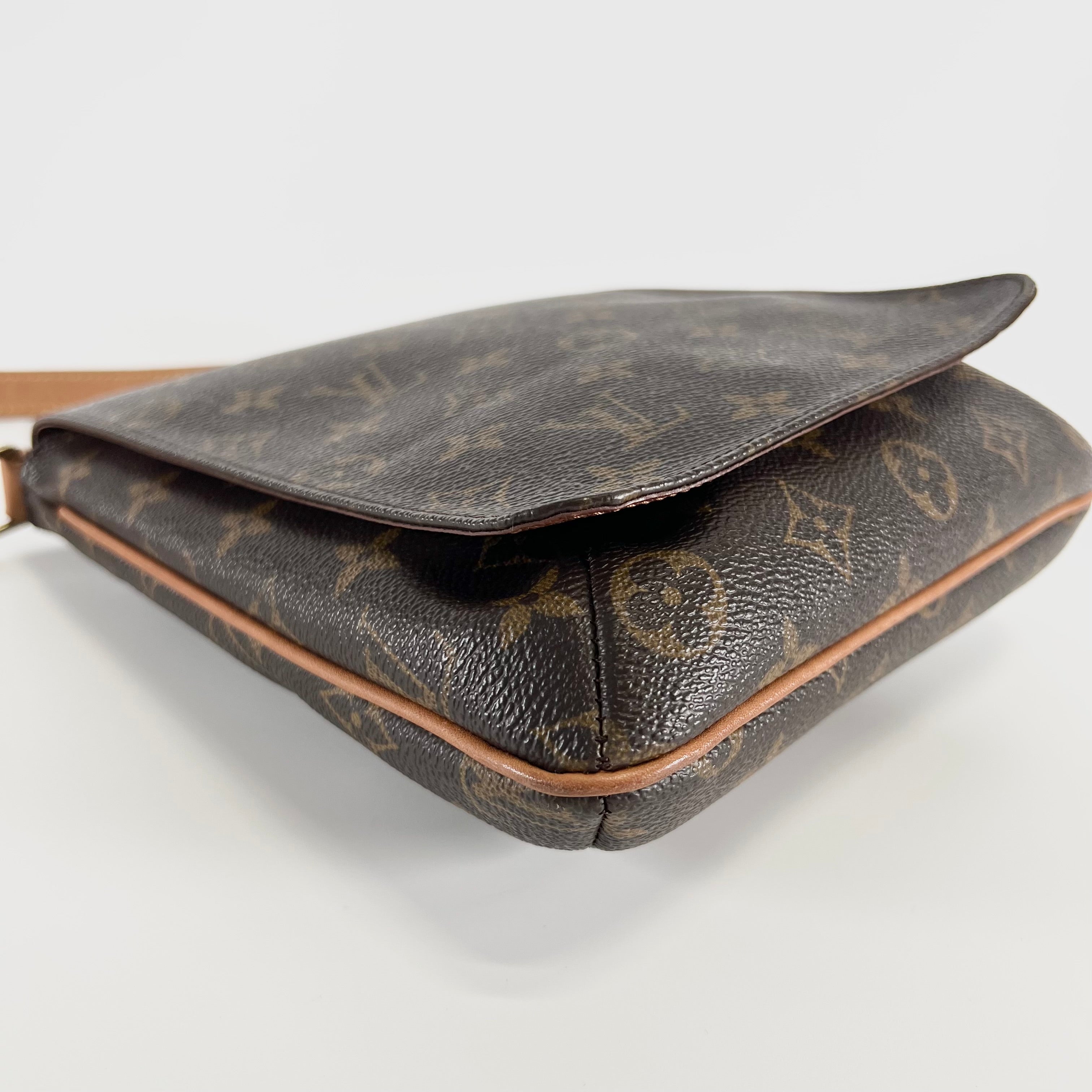 2606 secondhand LV Monogram Musette salsa short