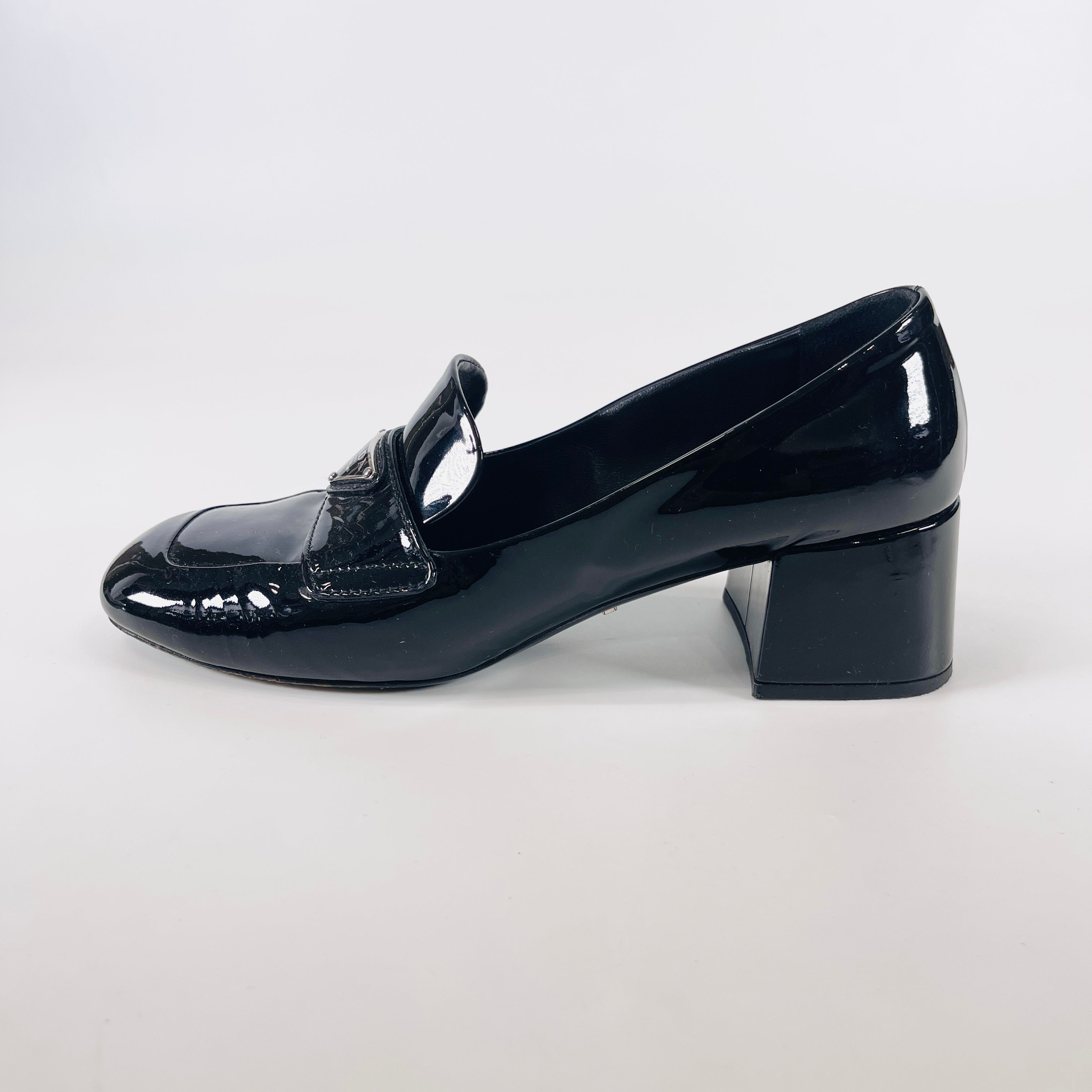 2604 secondhand PRADA Triangle Logo Patent Leather Loafers 35.5 Women's black