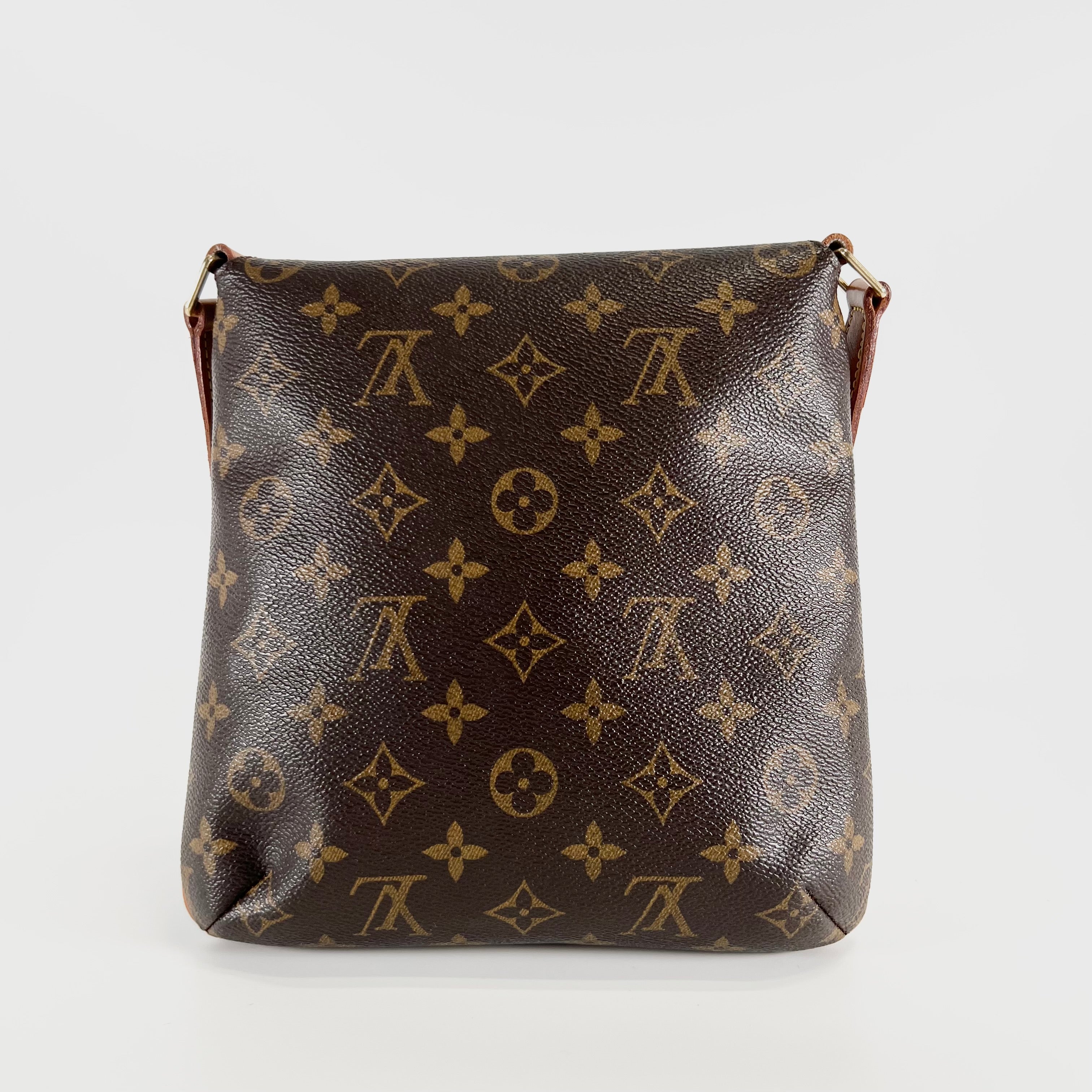 2606 secondhand LV Monogram Musette salsa short