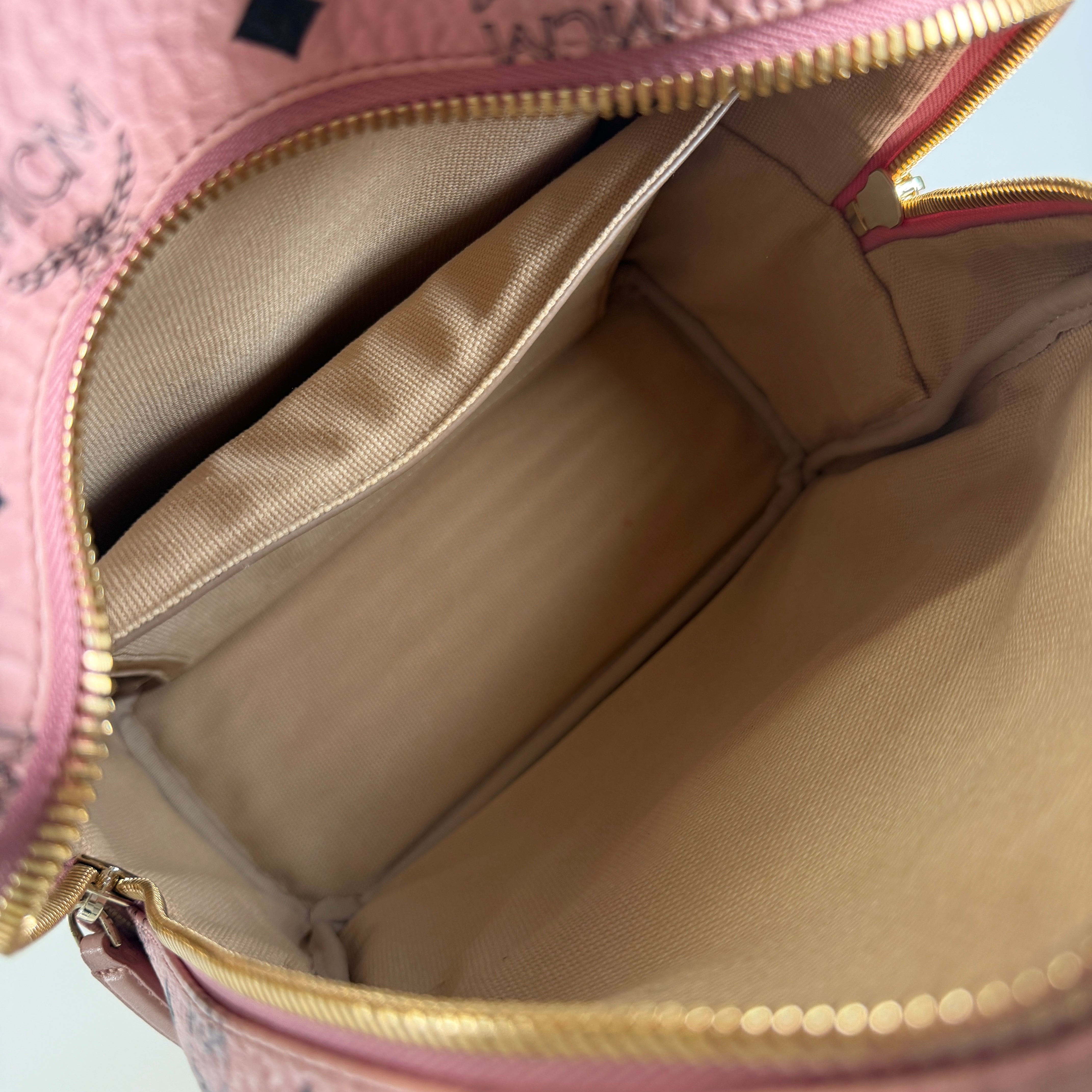 2605 secondhand MCM backpack Vitt Print Visetos