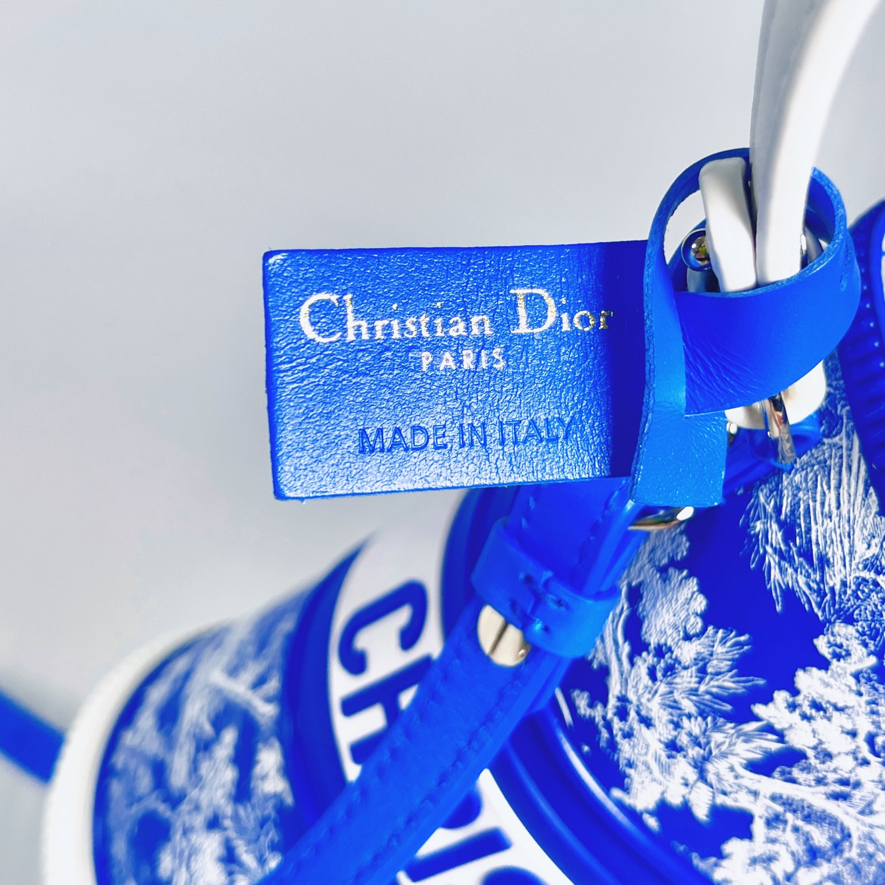 2604 secondhand CD 2Way Bottle holder