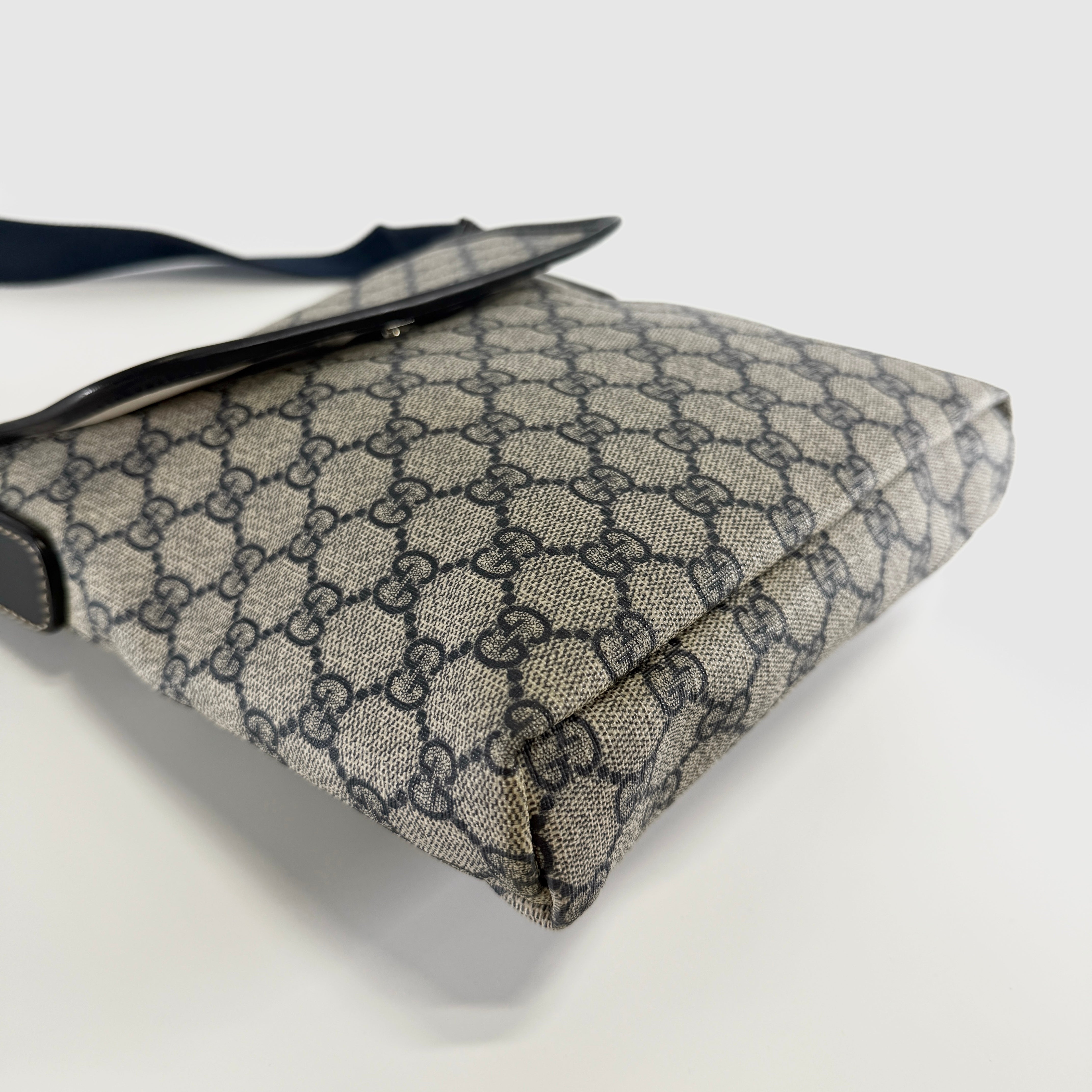 2606 secondhand GUCCI GG Supreme PVC× leather Shoulder bag beige × Navy 223666