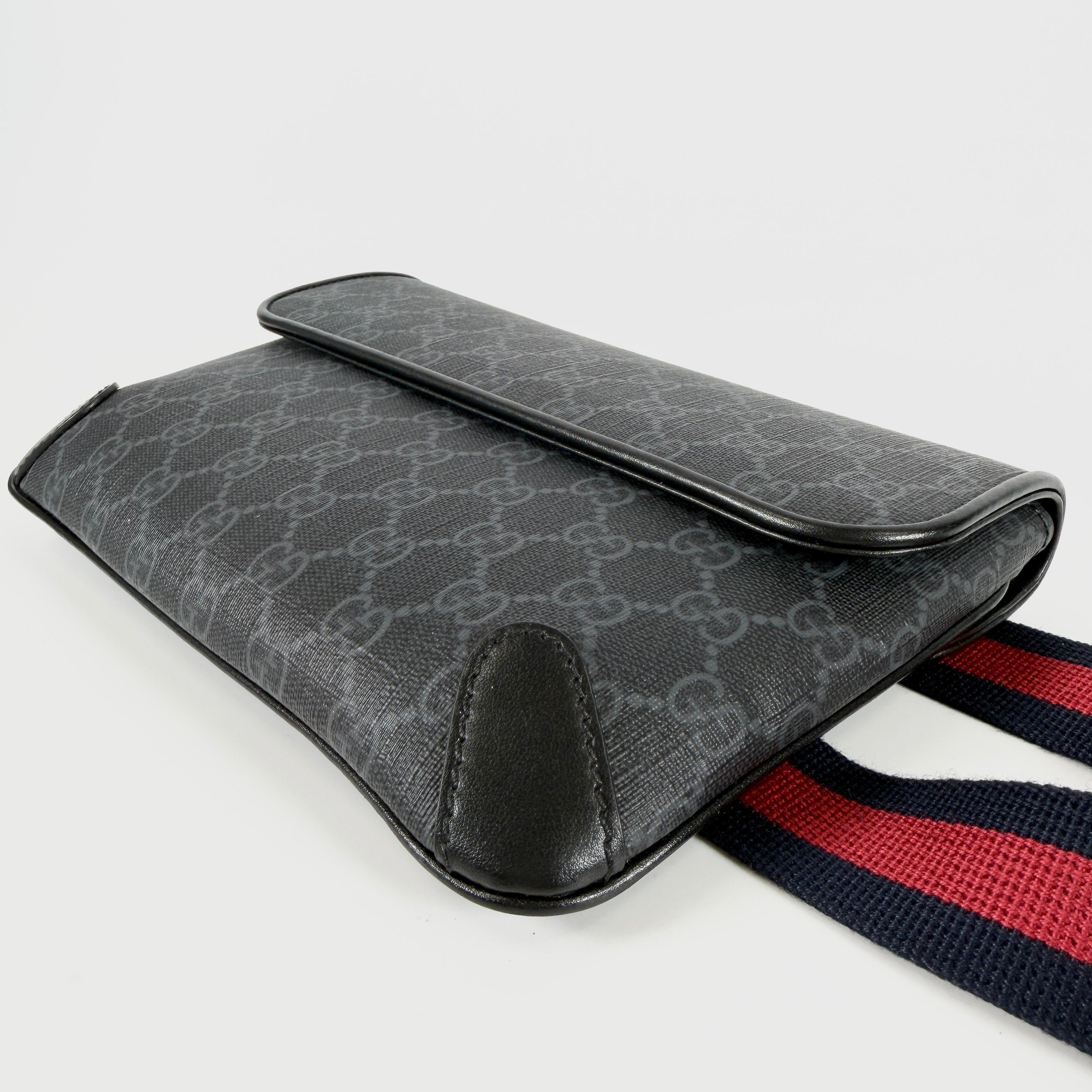 2607 secondhand GUCCI GG Supreme Waist pouch