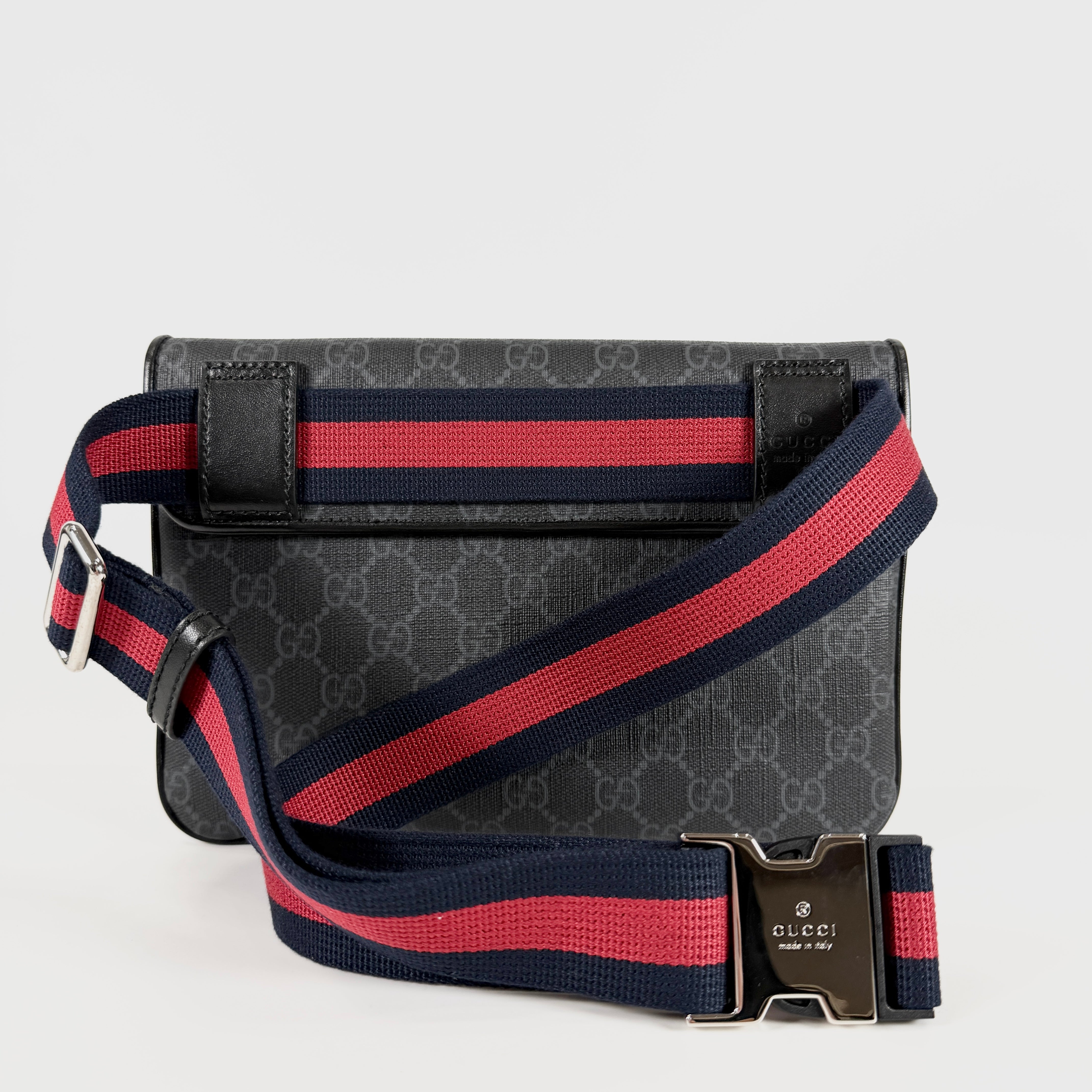 2607 secondhand GUCCI GG Supreme Waist pouch