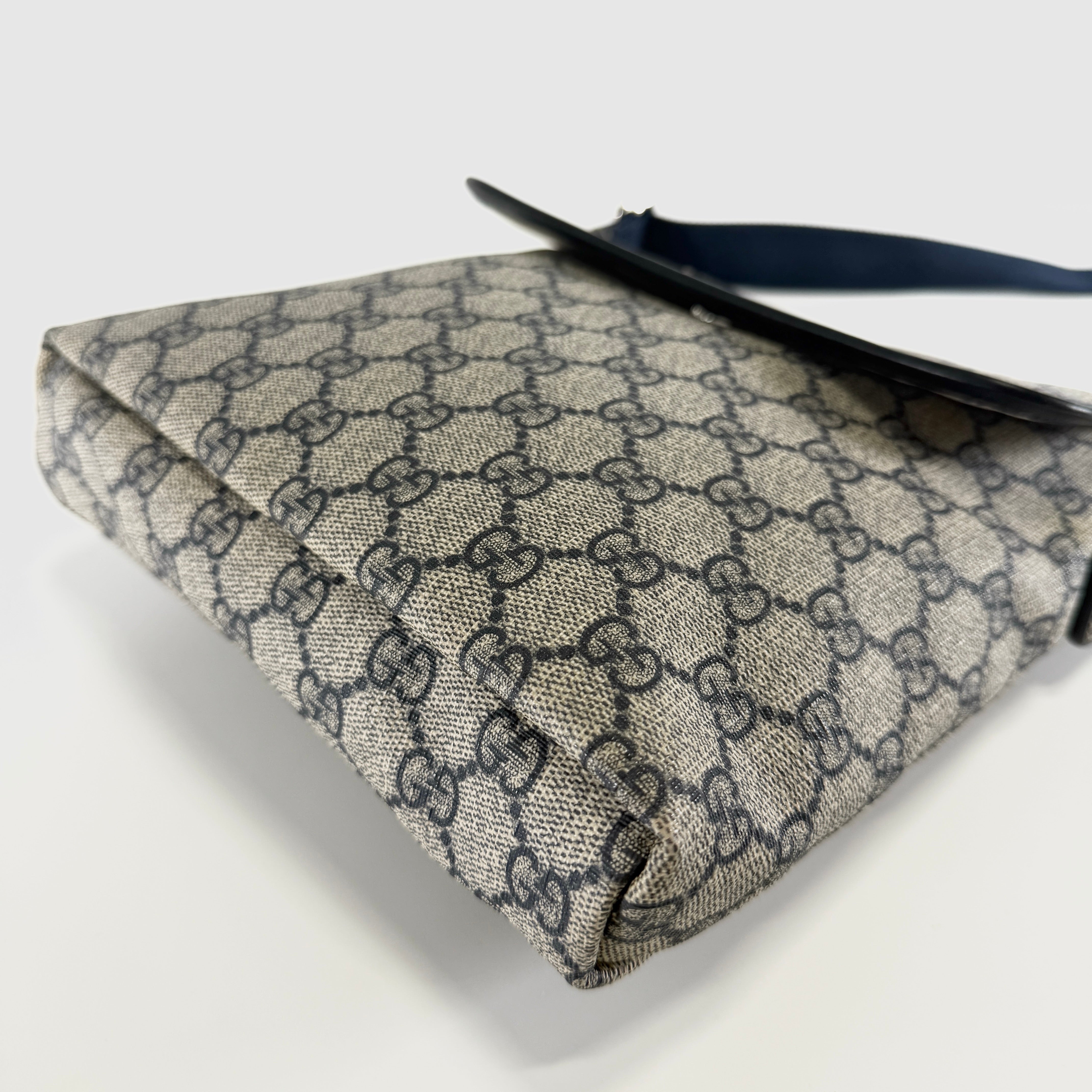 2606 secondhand GUCCI GG Supreme PVC× leather Shoulder bag beige × Navy 223666