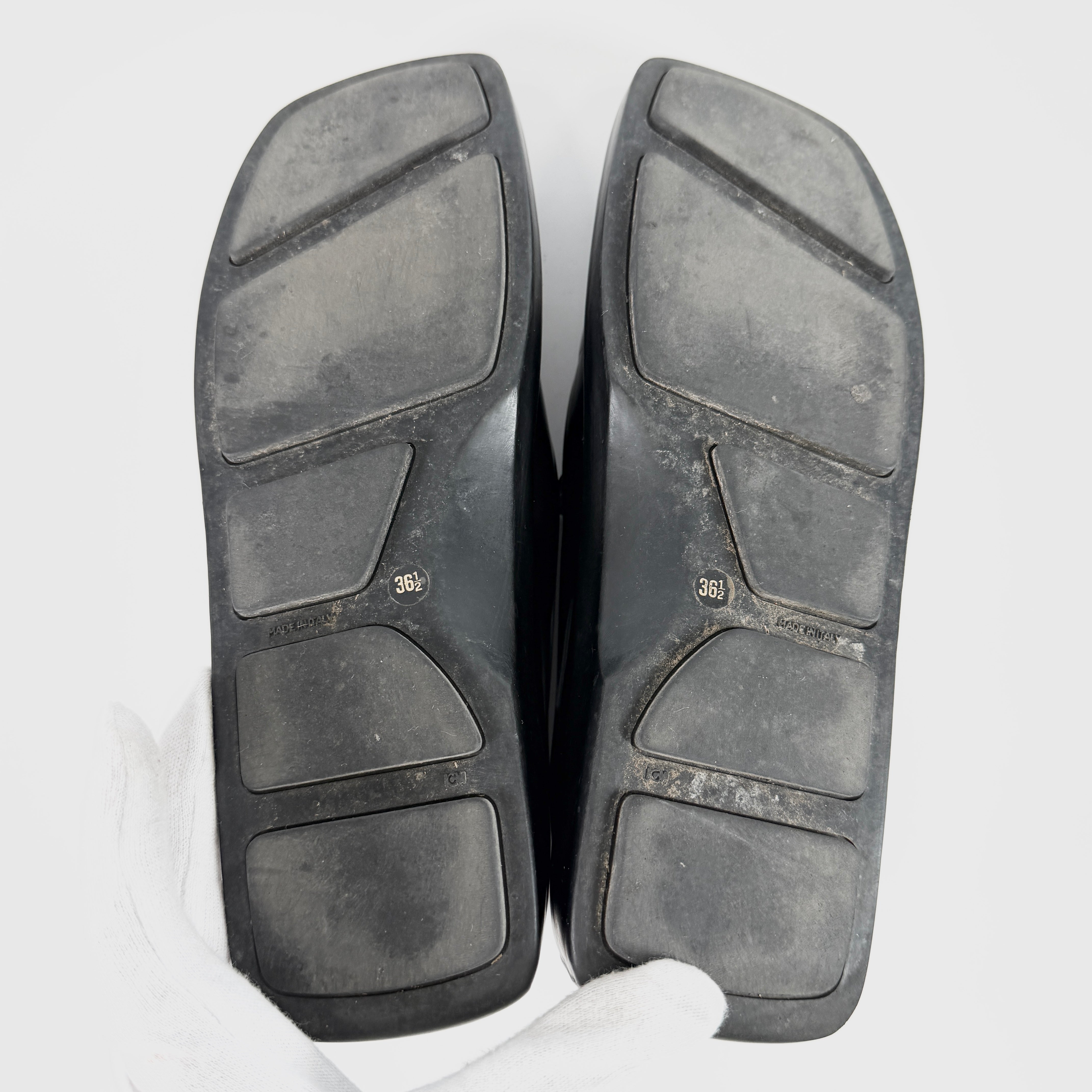 2606 secondhand PRADA leather shoes / Loafers