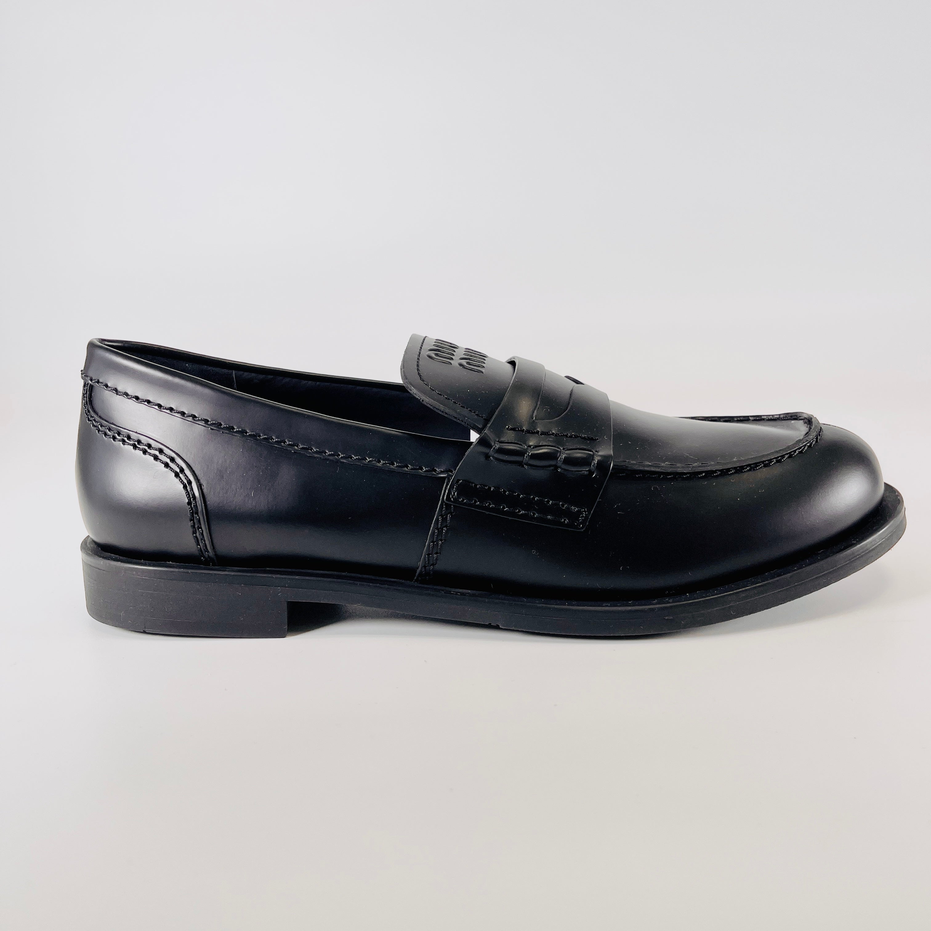 2606 secondhand MIUMIU leather Loafers 38 Women's black logo Embossing fur