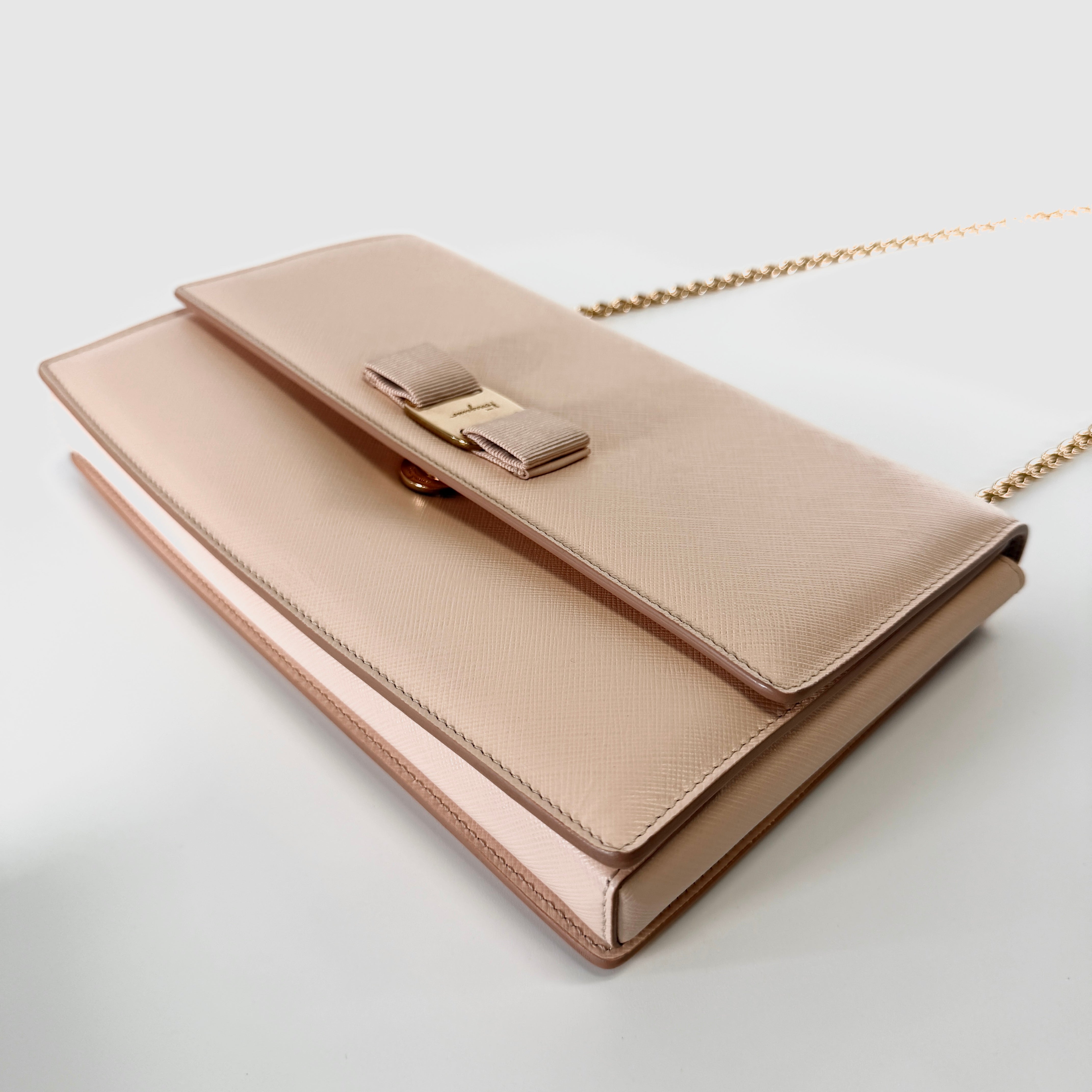 2607 secondhand Ferragamo Vara Ribbon leather Chain Shoulder Bag beige