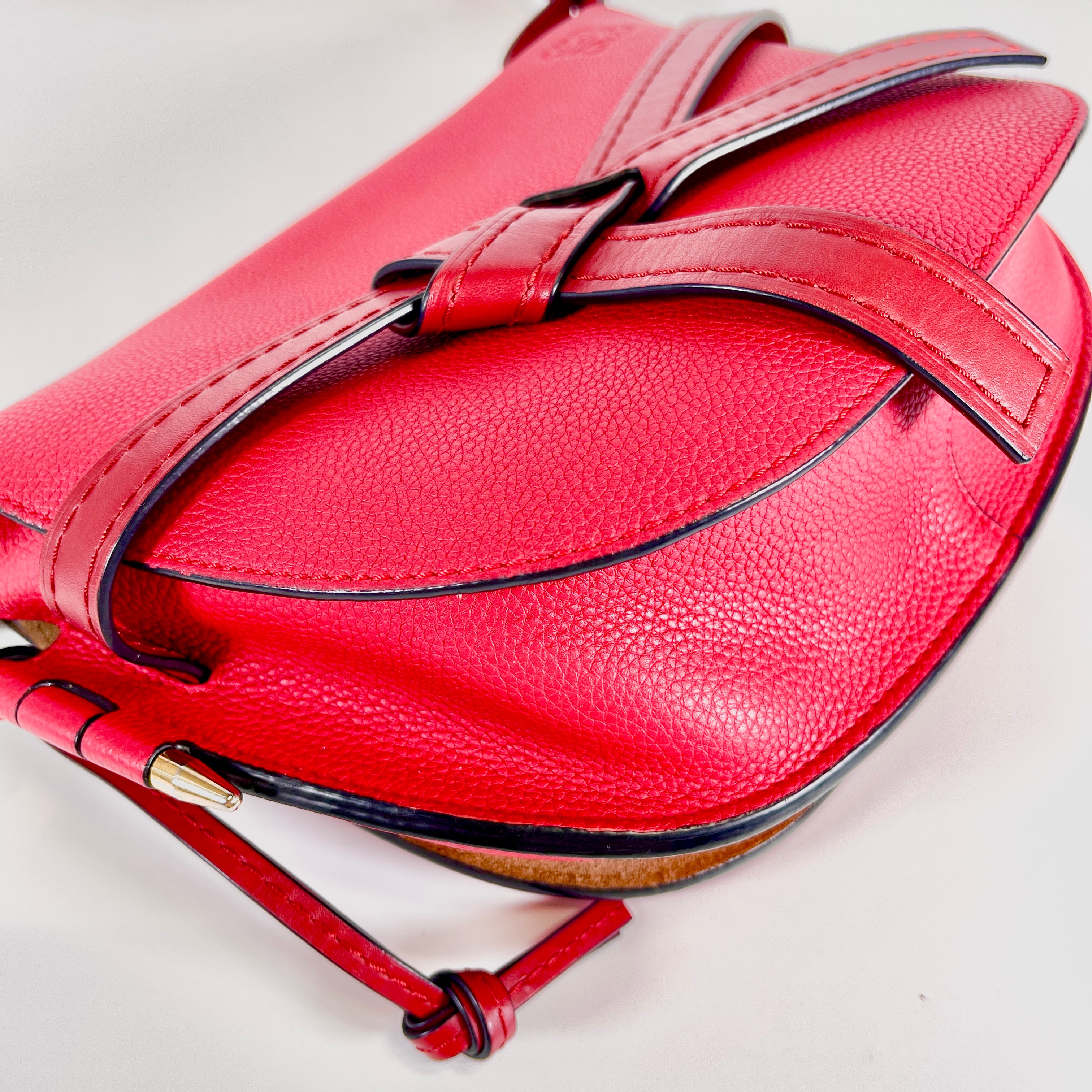 2604 secondhand LOEWE gate shoulder Red
