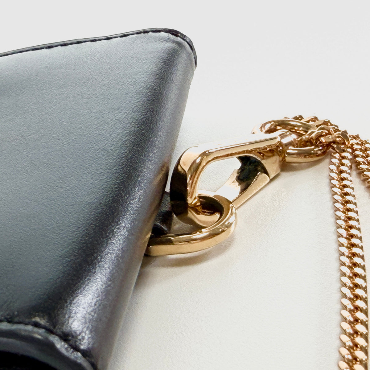 2607 secondhand BURBERRY neck pouch