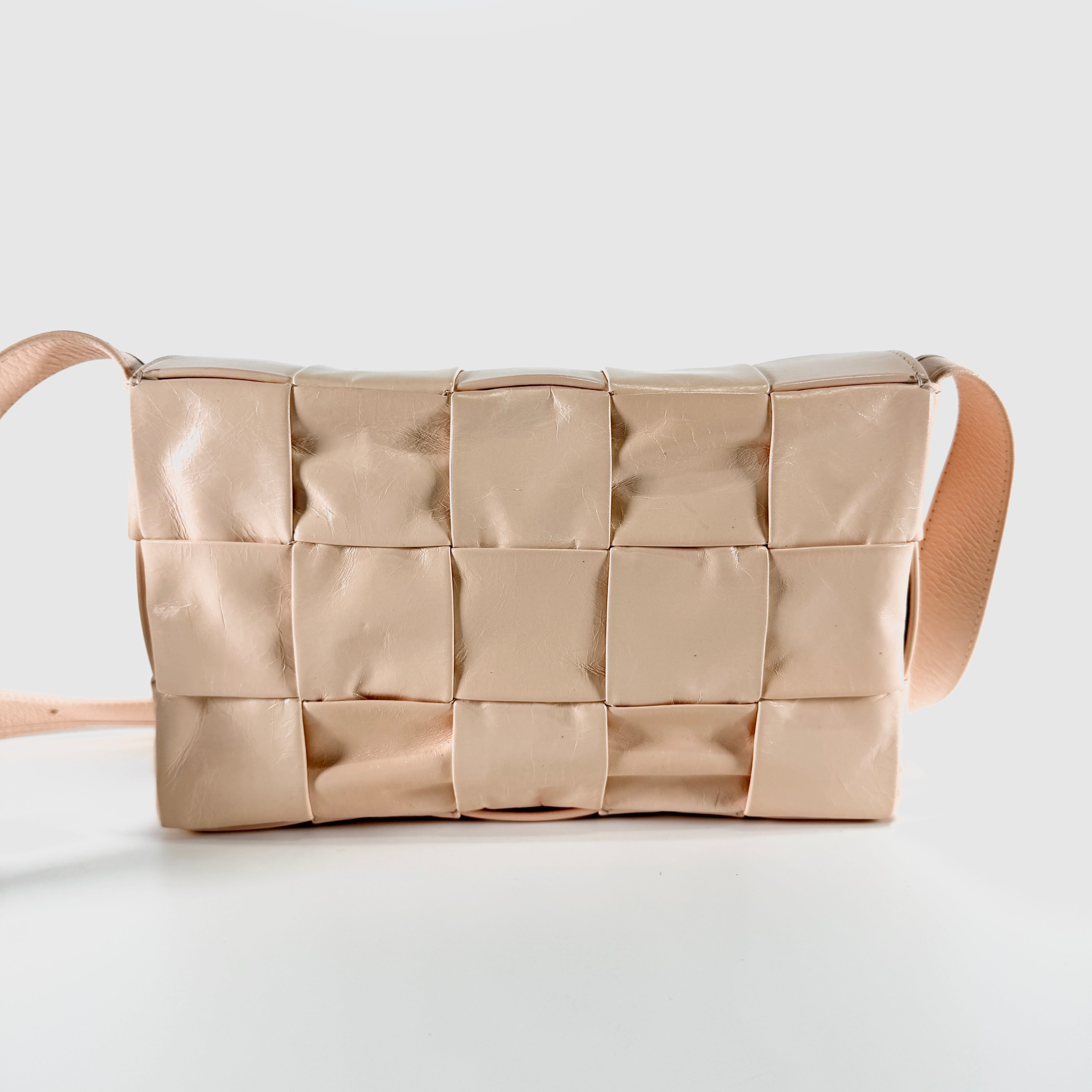 2605 secondhand BOTTEGAVENETA Maxi Intrecciato cassette leather Shoulder bag beige