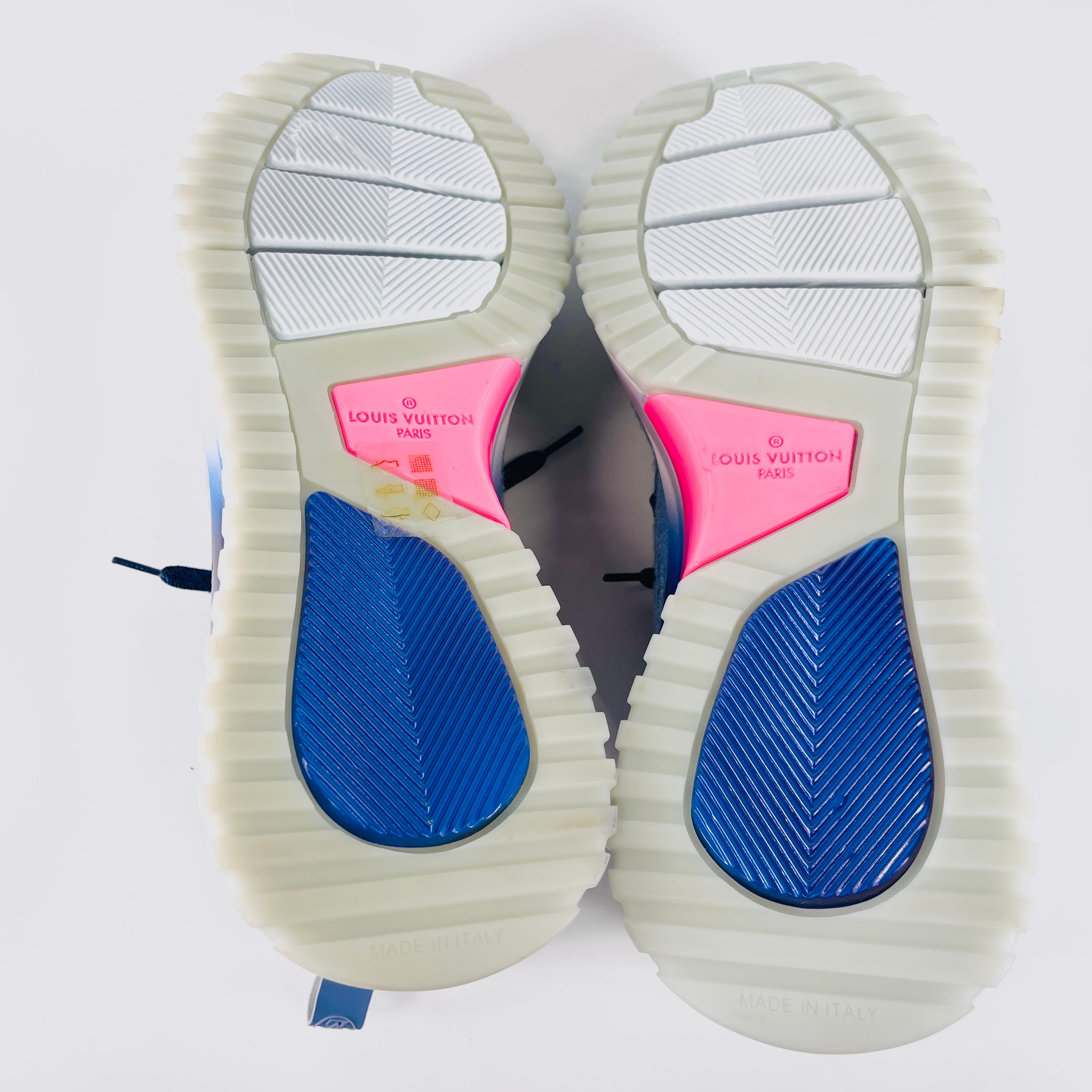 2604 secondhand LV sneakers
