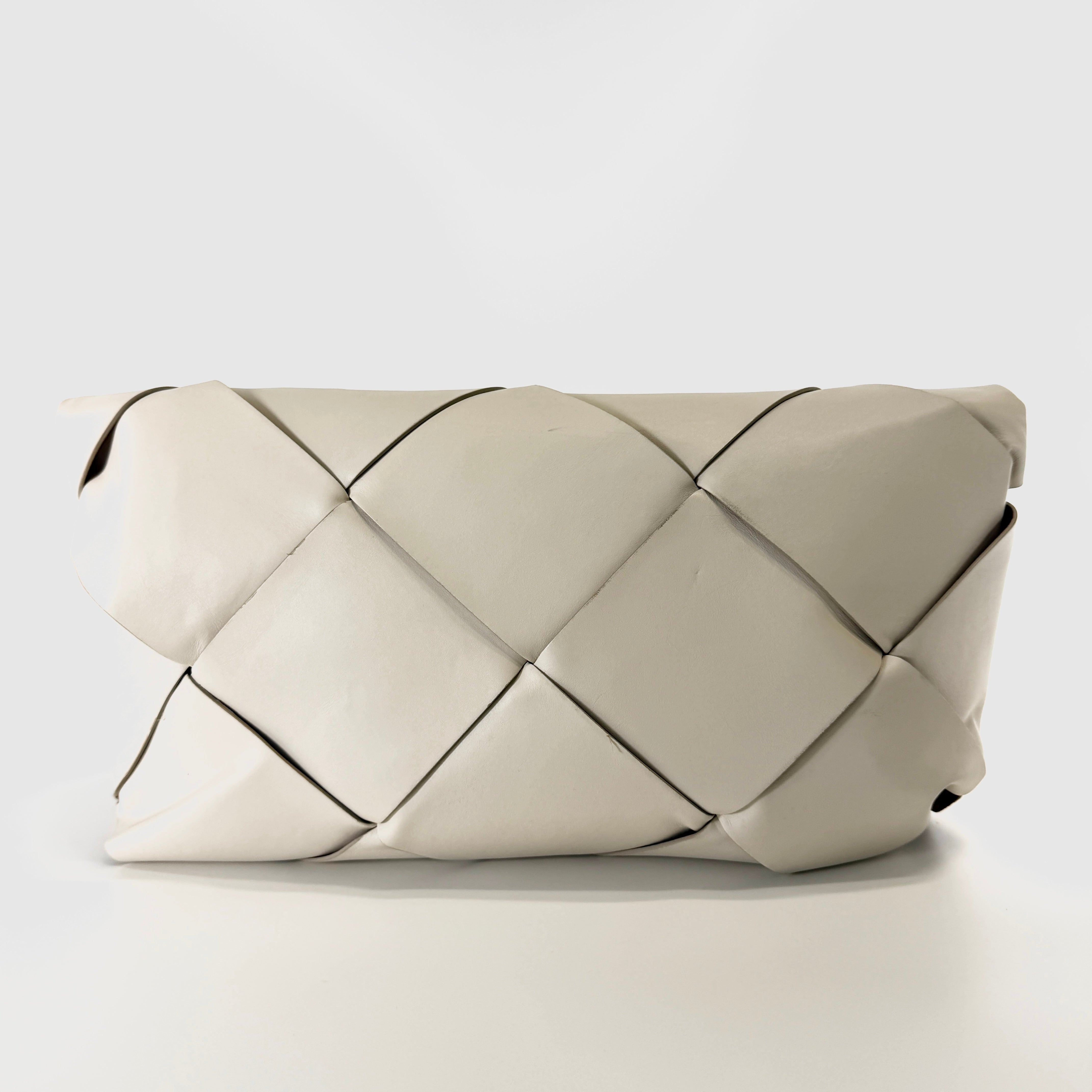 2607 secondhand BOTTEGAVENETA Maxi Intrecciato leather hand bag beige