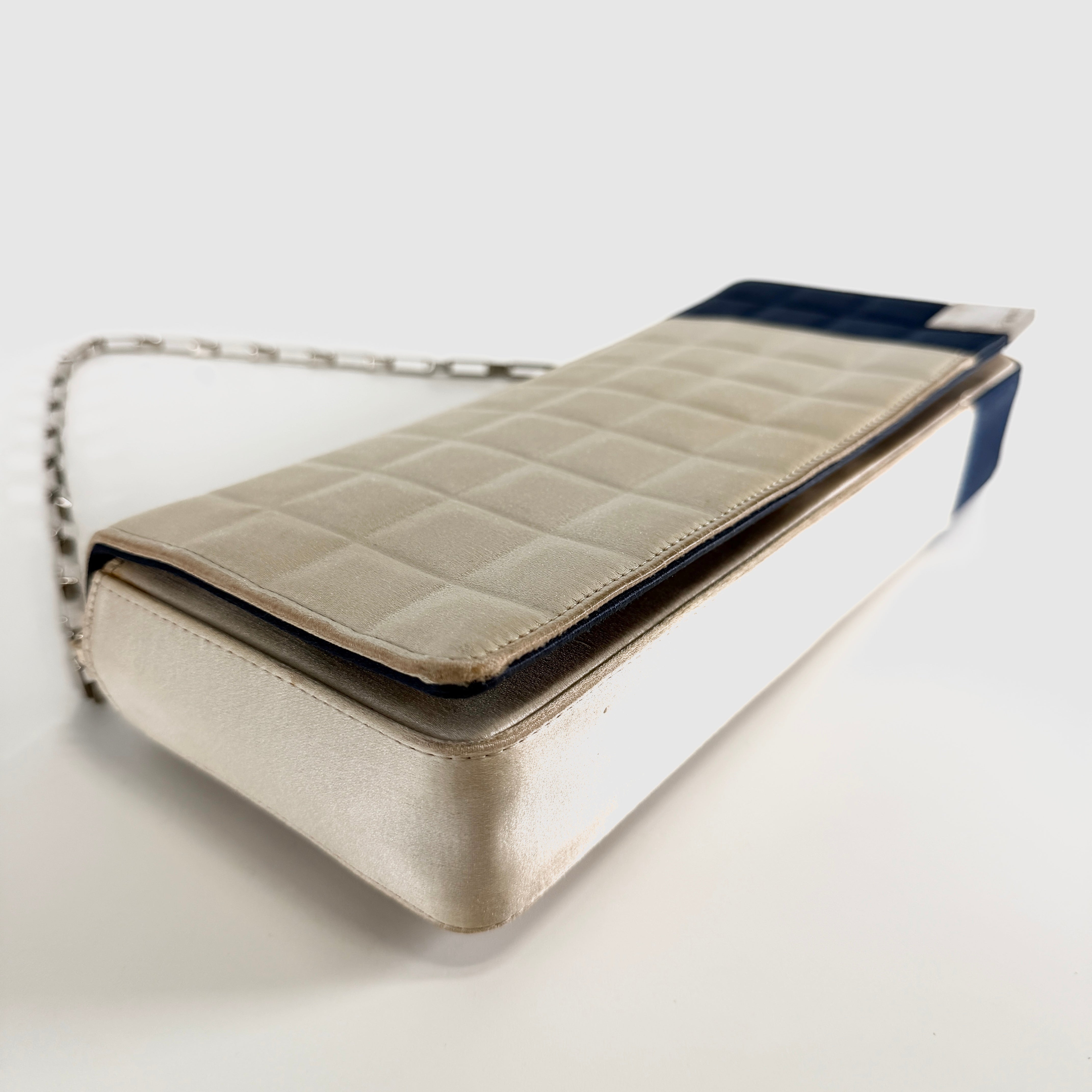 2606 secondhand CHANEL Shoulder bag / Crossbody Bag chocolate bar
