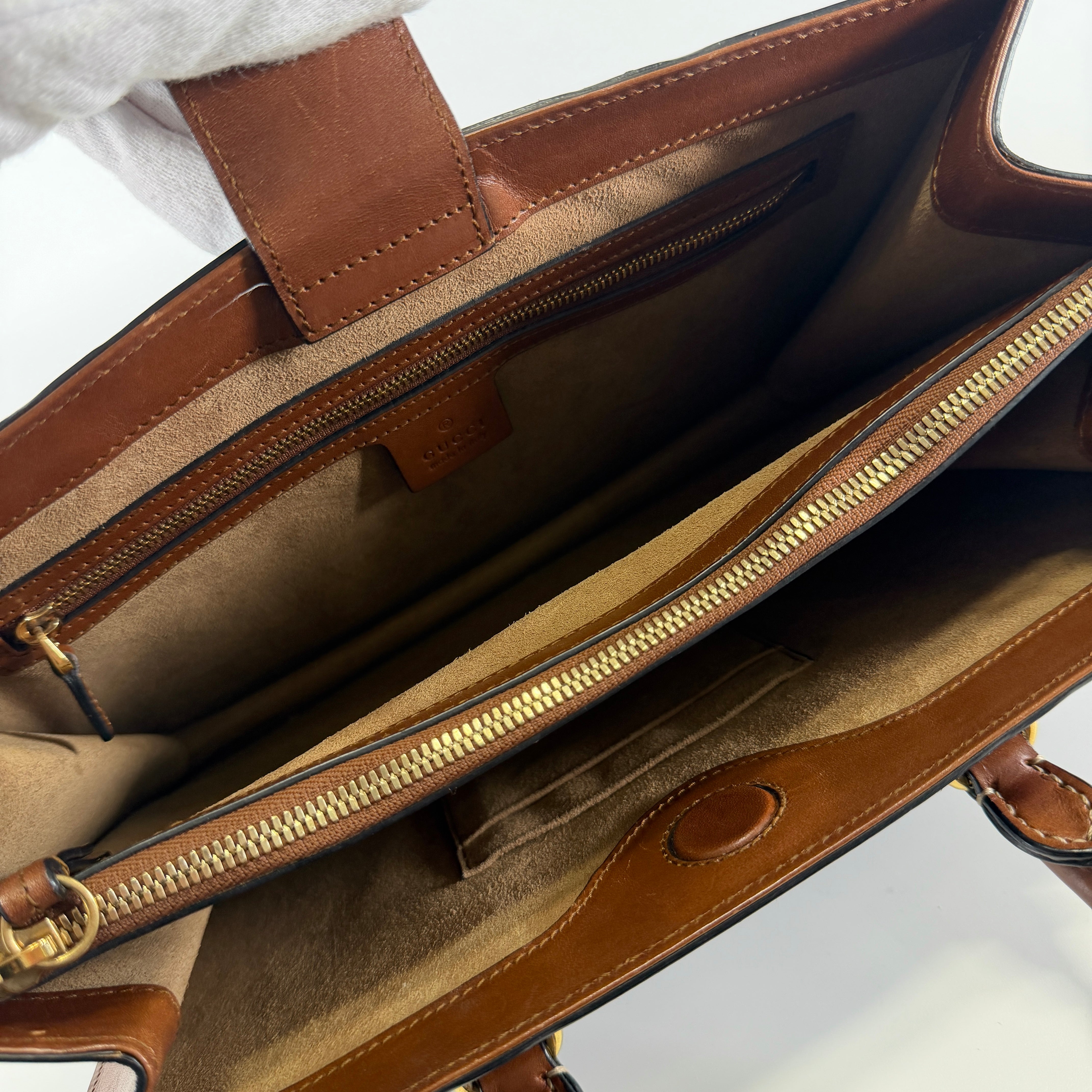 2606 secondhand GUCCI hand bag