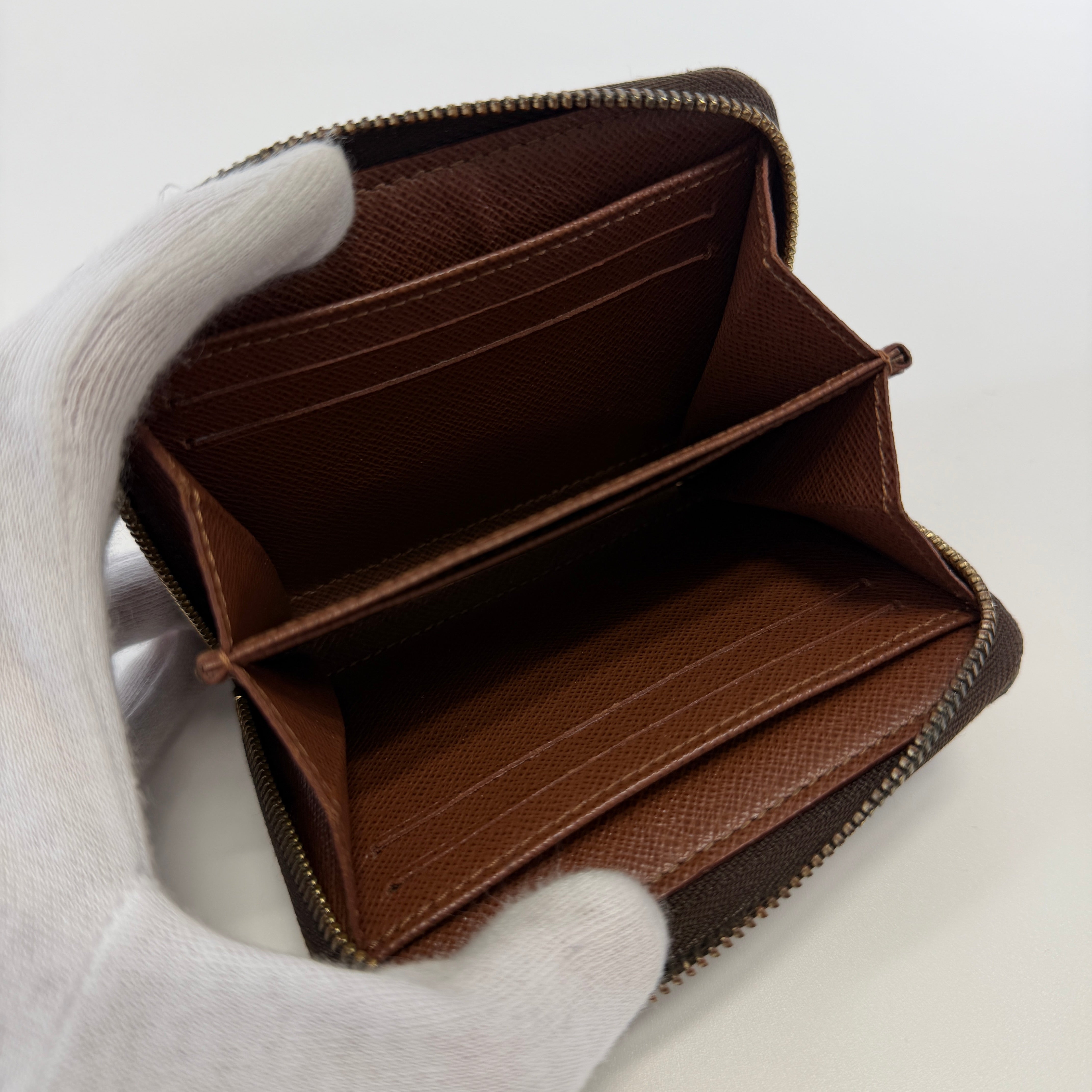 2607 secondhand LV Monogram Zippy Coin Purse