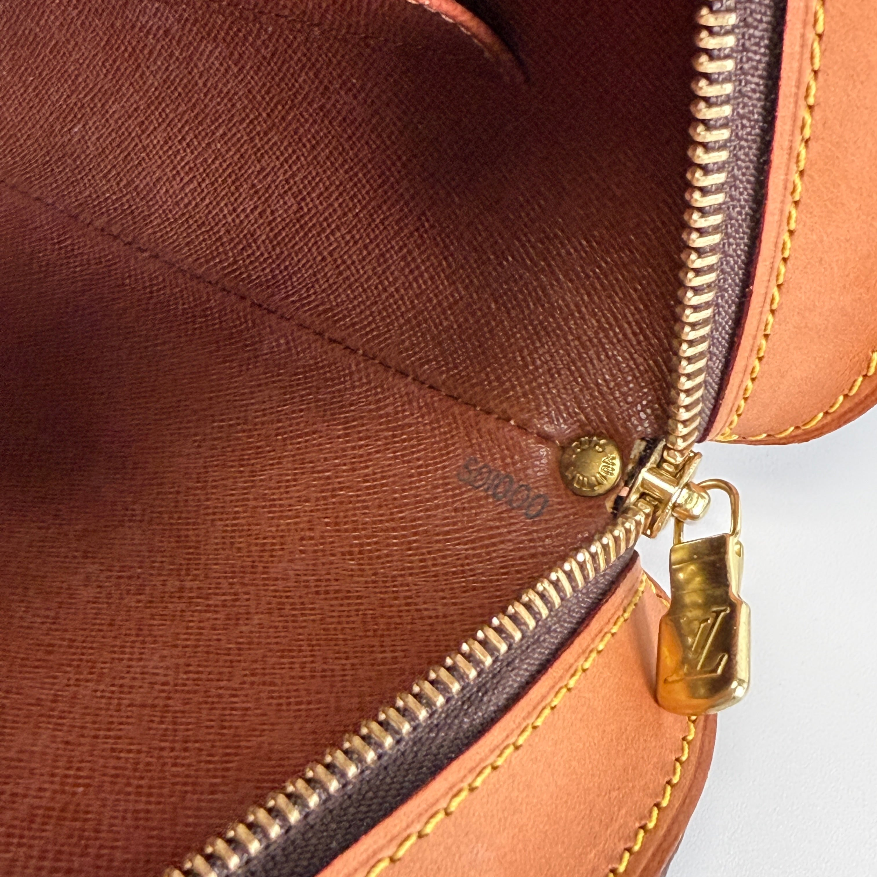 2607 secondhand LV Monogram Drouo