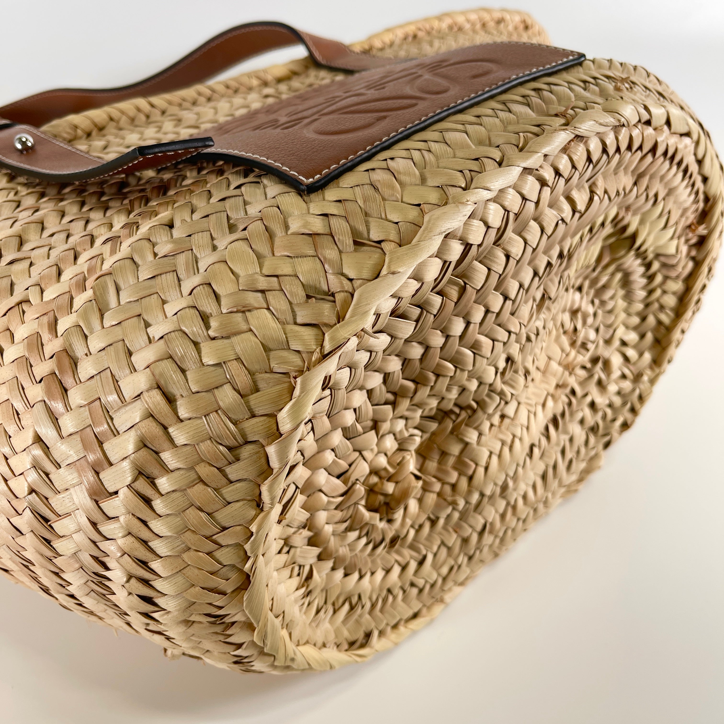 2605 secondhand LOEWE Large Basket raffia x leather basket bag beige Brown