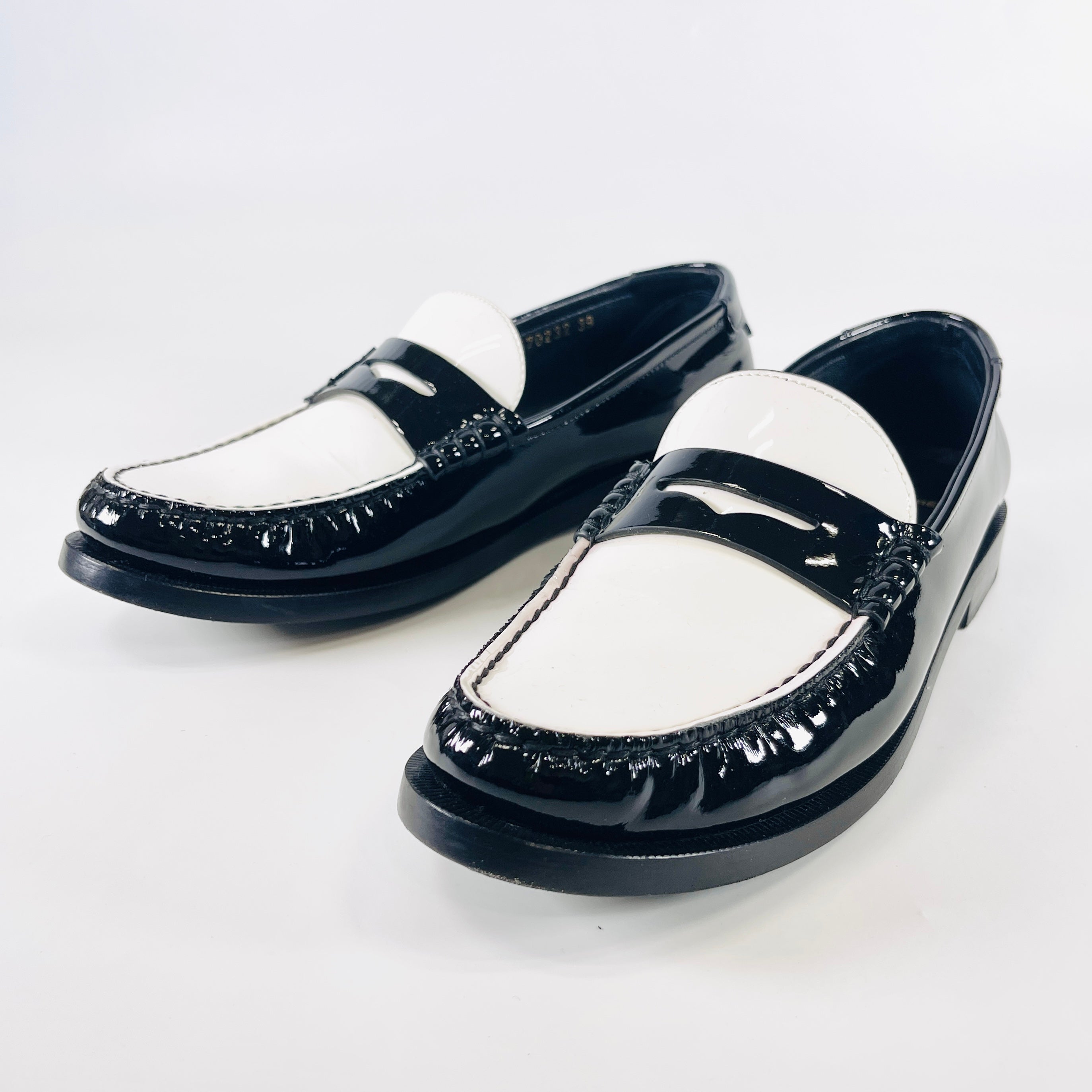 2604 secondhand SAINTLAURENT Saint Laurent Paris Patent Leather Loafers 39 Women's black × white fur insole Dirt ? Galle