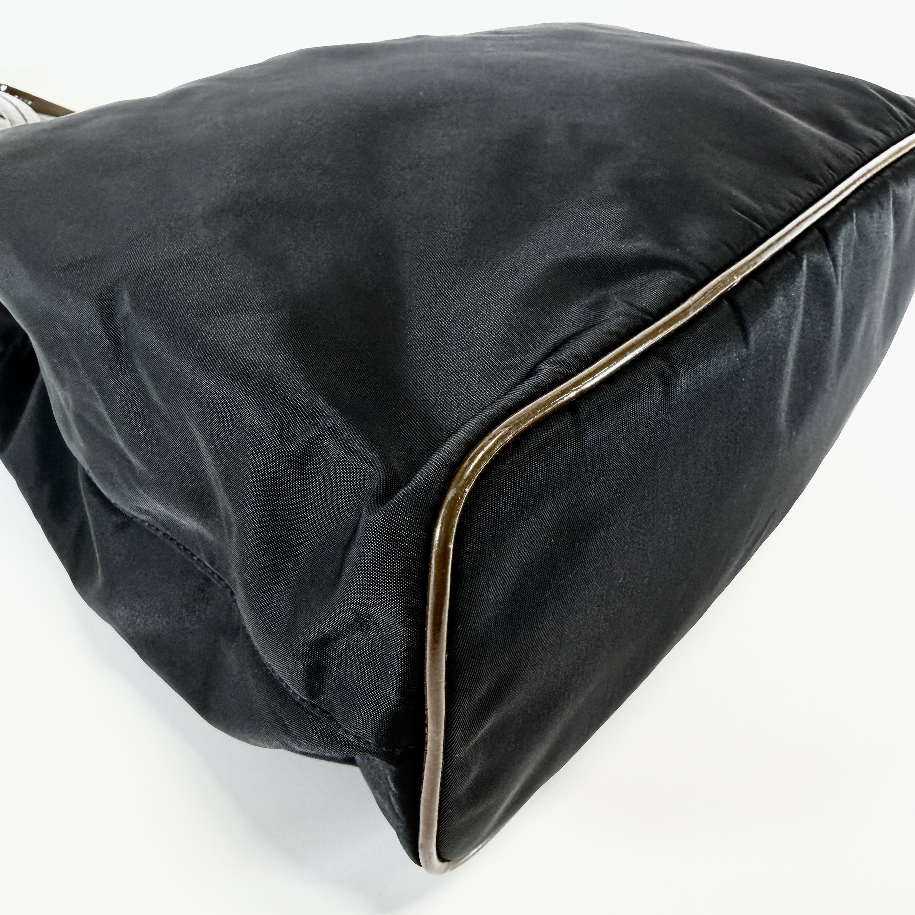 2607 secondhand PRADA Shoulder bag / Crossbody Bag