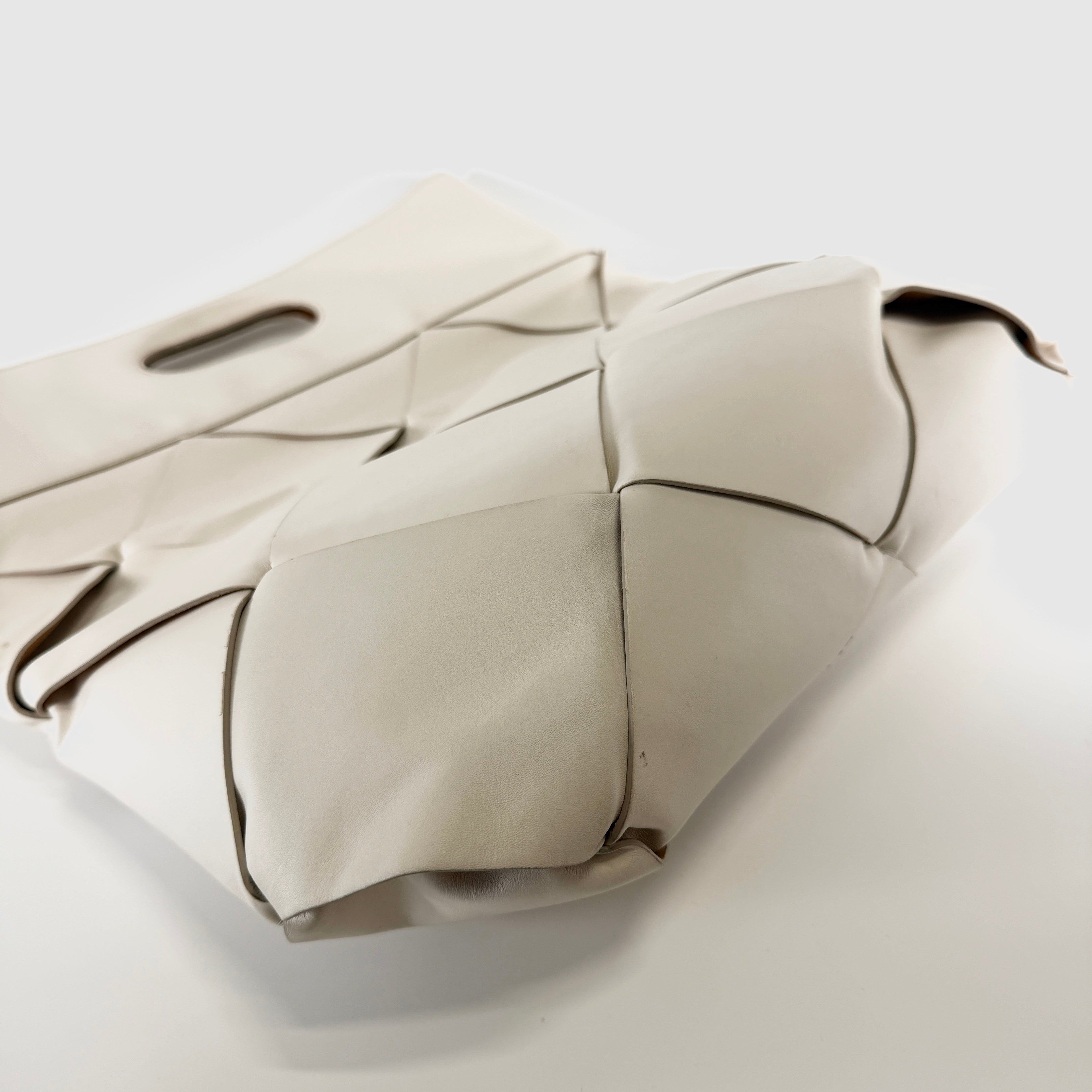 2607 secondhand BOTTEGAVENETA Maxi Intrecciato leather hand bag beige