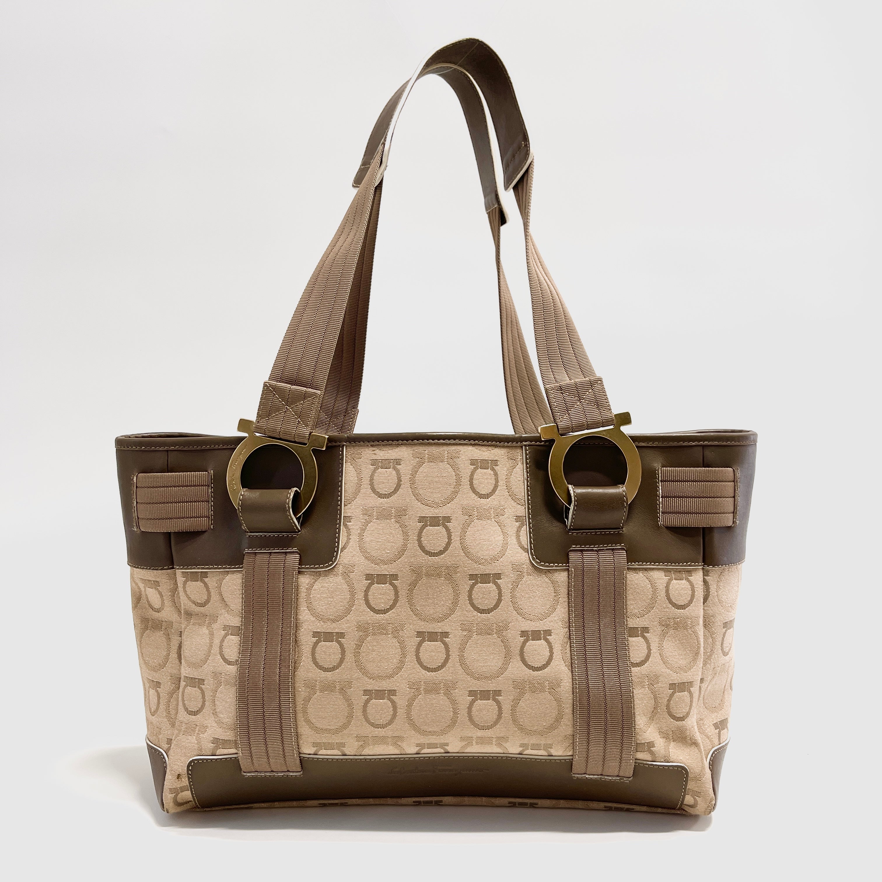 2605 secondhand Ferragamo Gancini hand bag