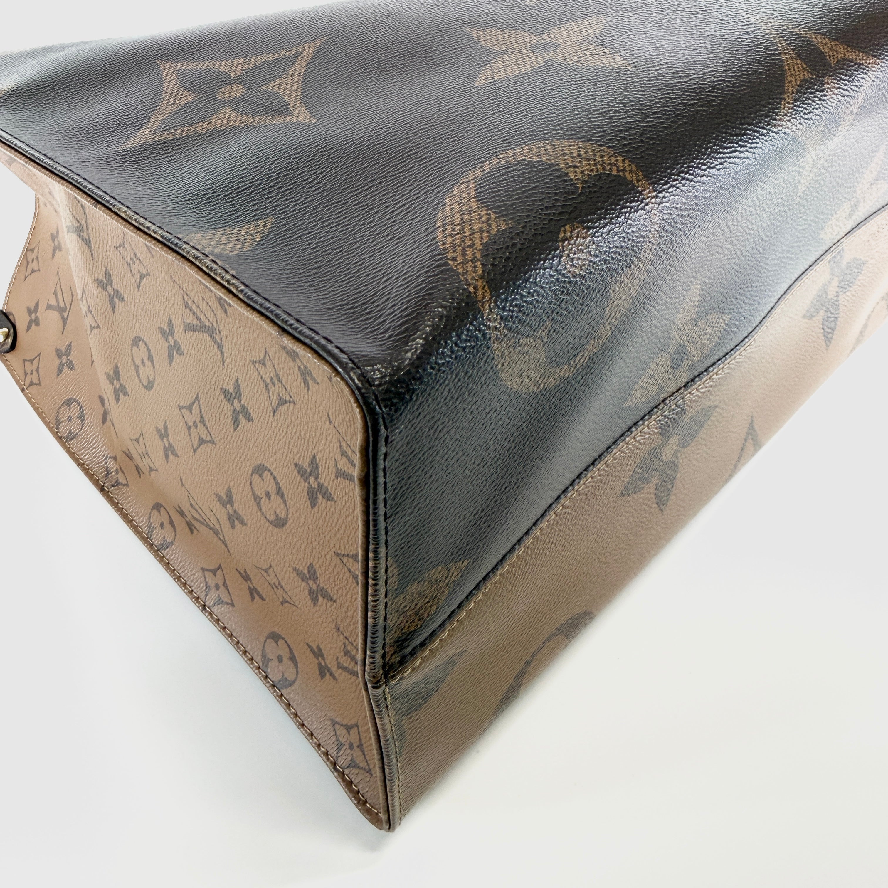 2607 secondhand LV On the Go MM Reverse