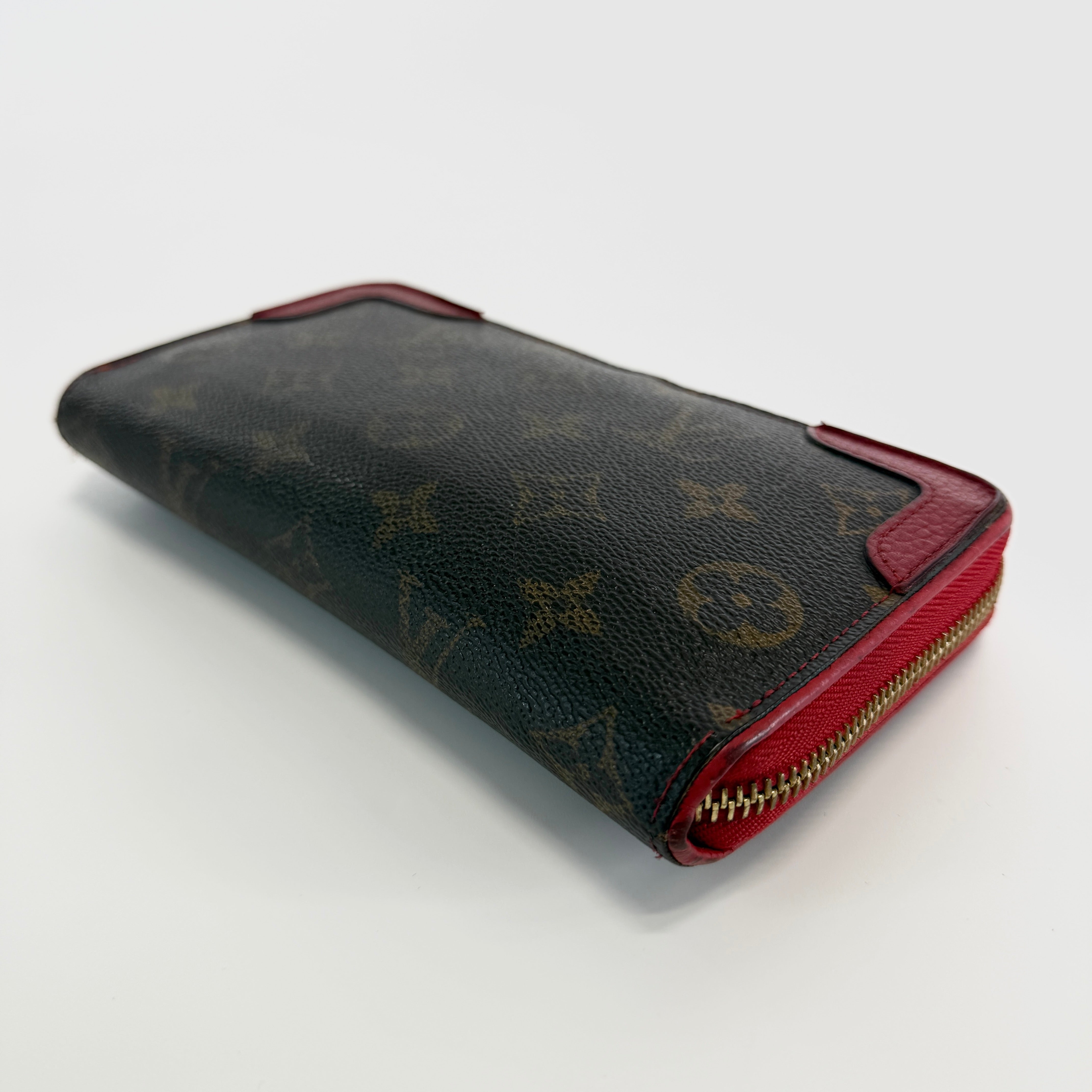2606 secondhand LV Monogram Zippy Wallet Retiro