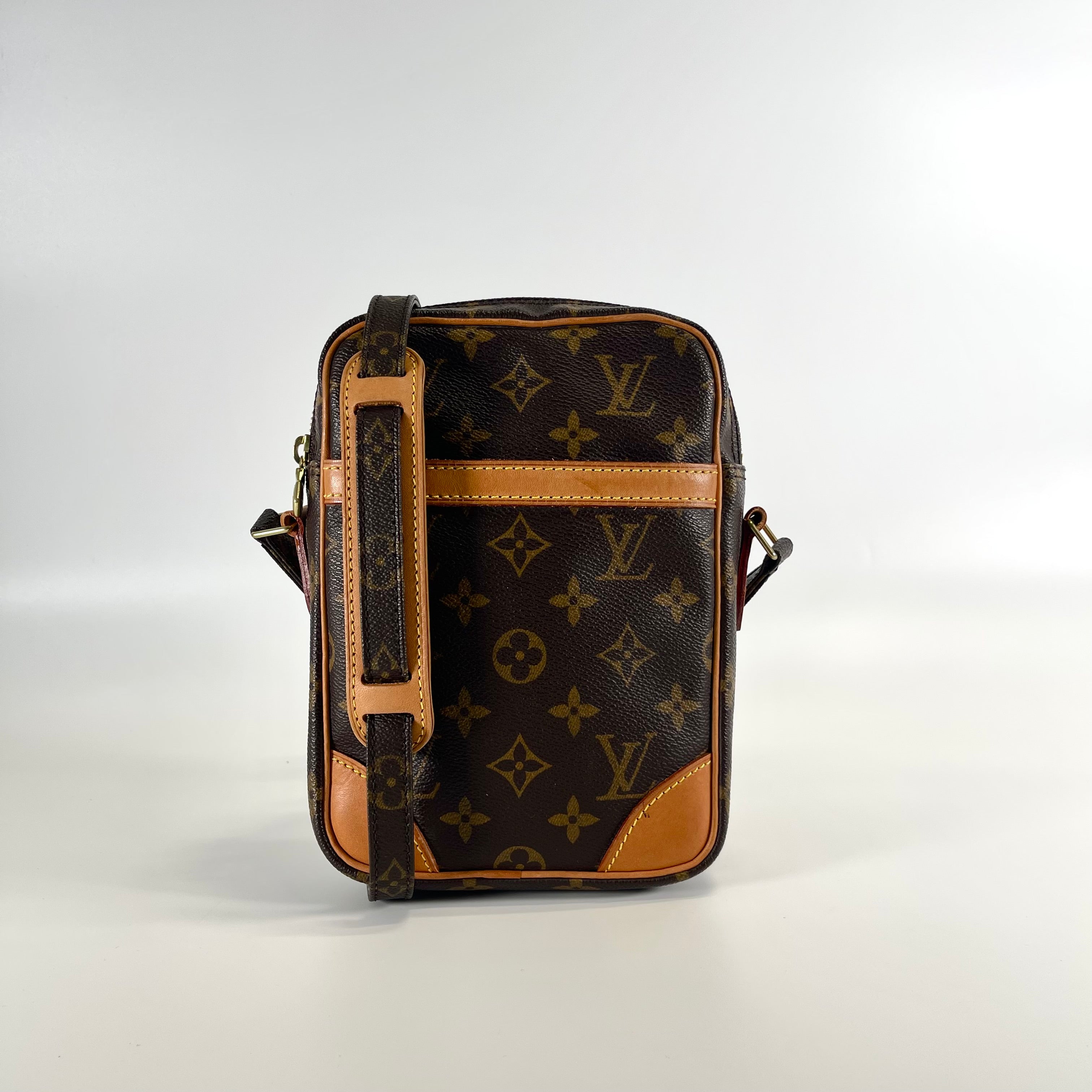 2602 secondhand LV Monogram piano