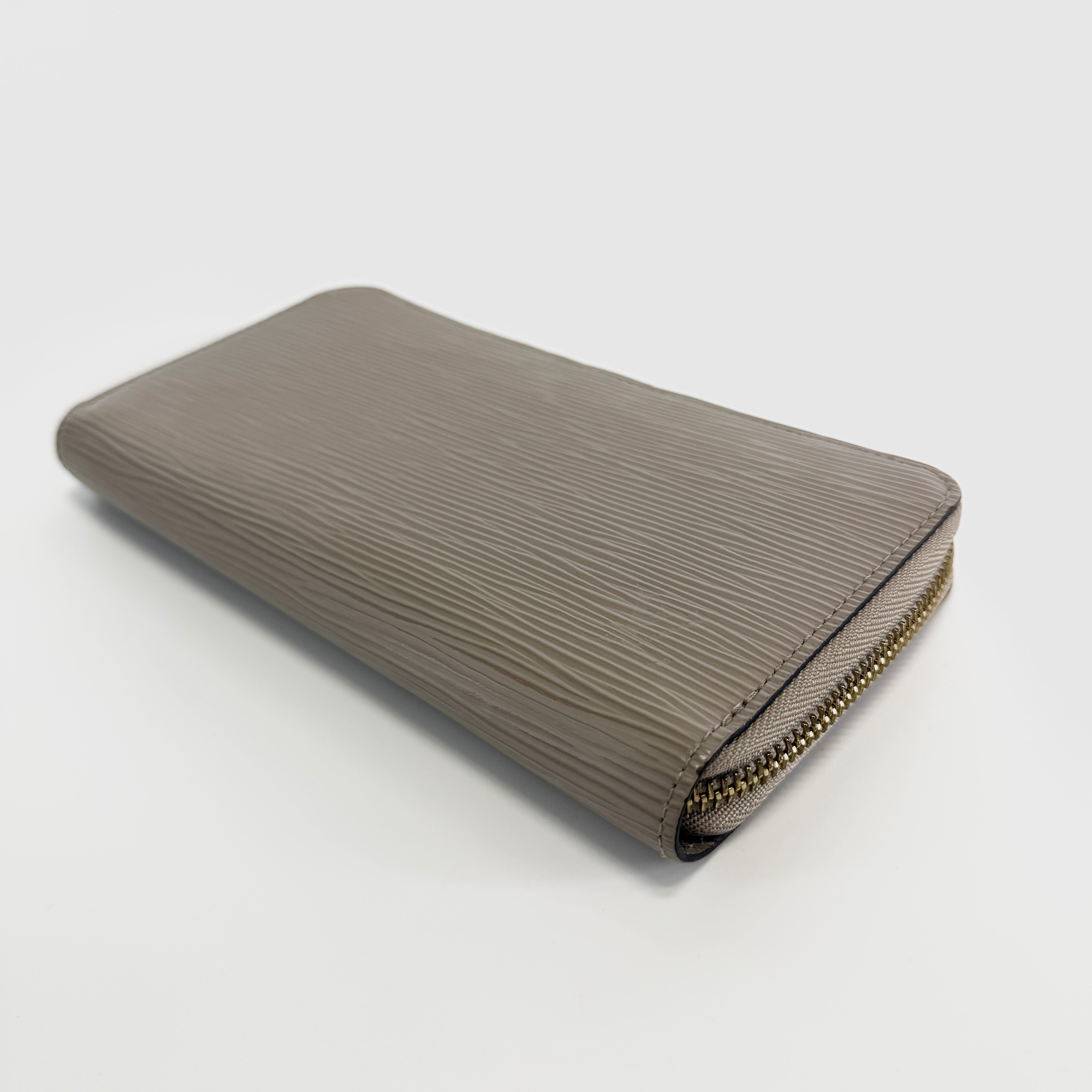2607 secondhand LV Epi Zippy Wallet
