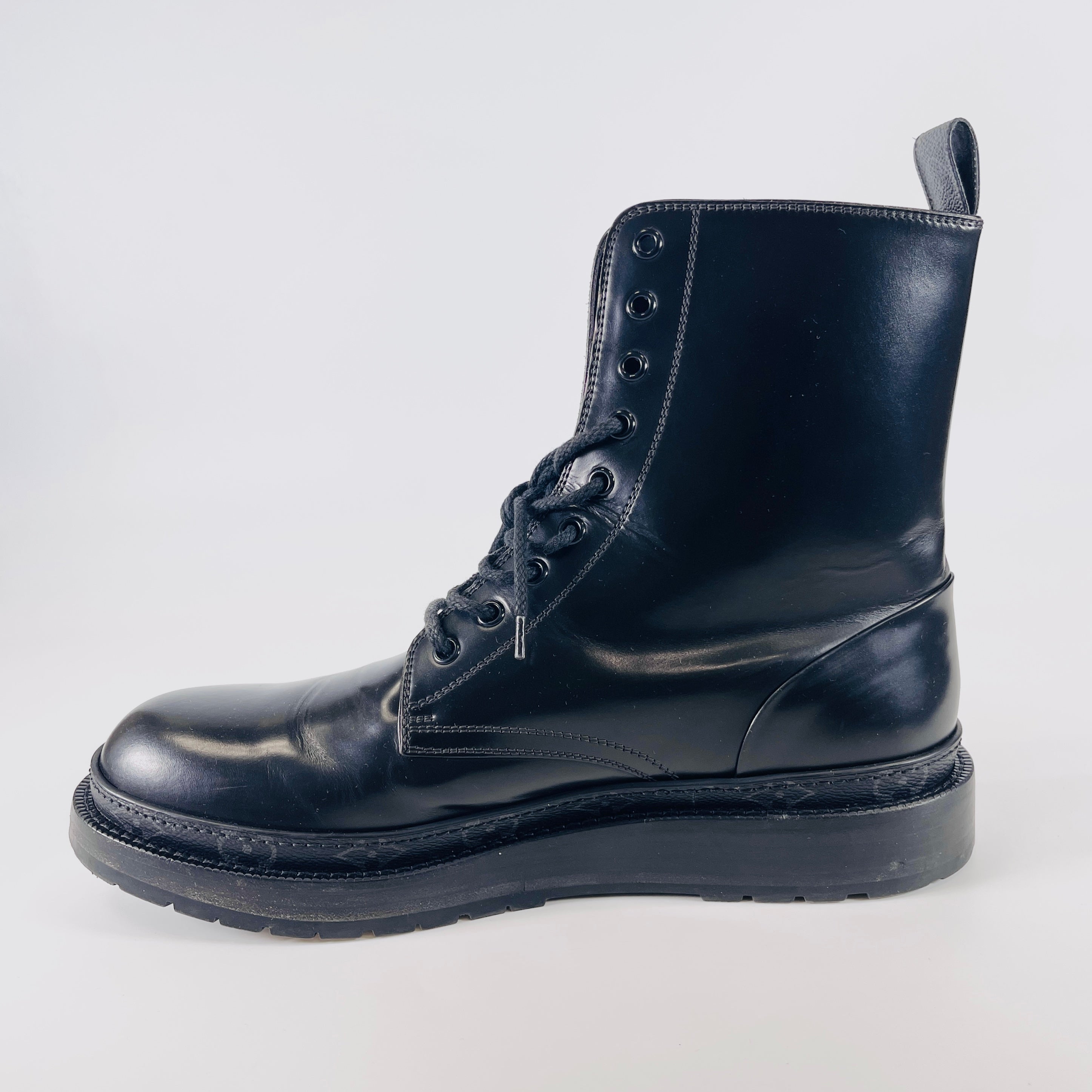 2604 secondhand LV boots