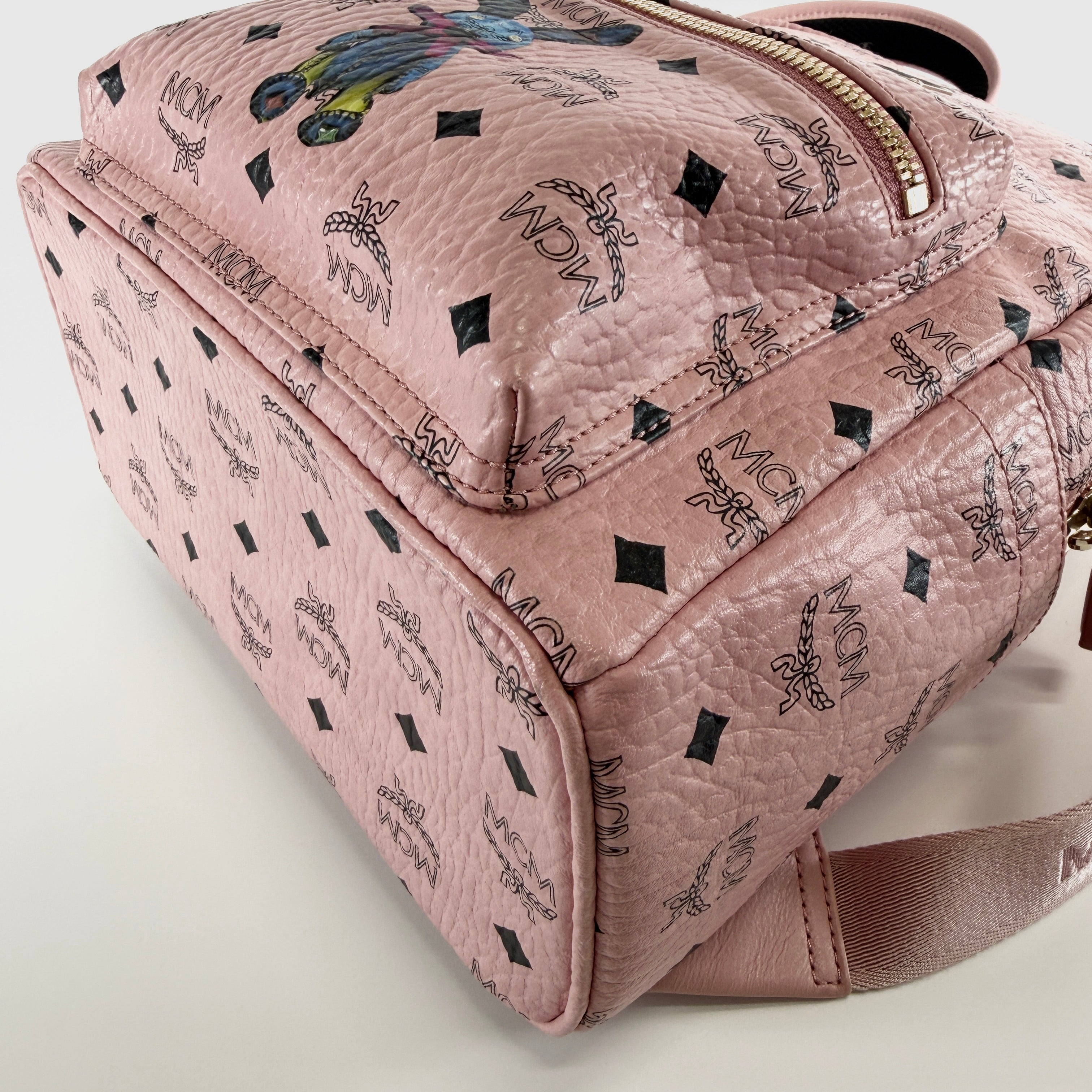 2605 secondhand MCM backpack Vitt Print Visetos