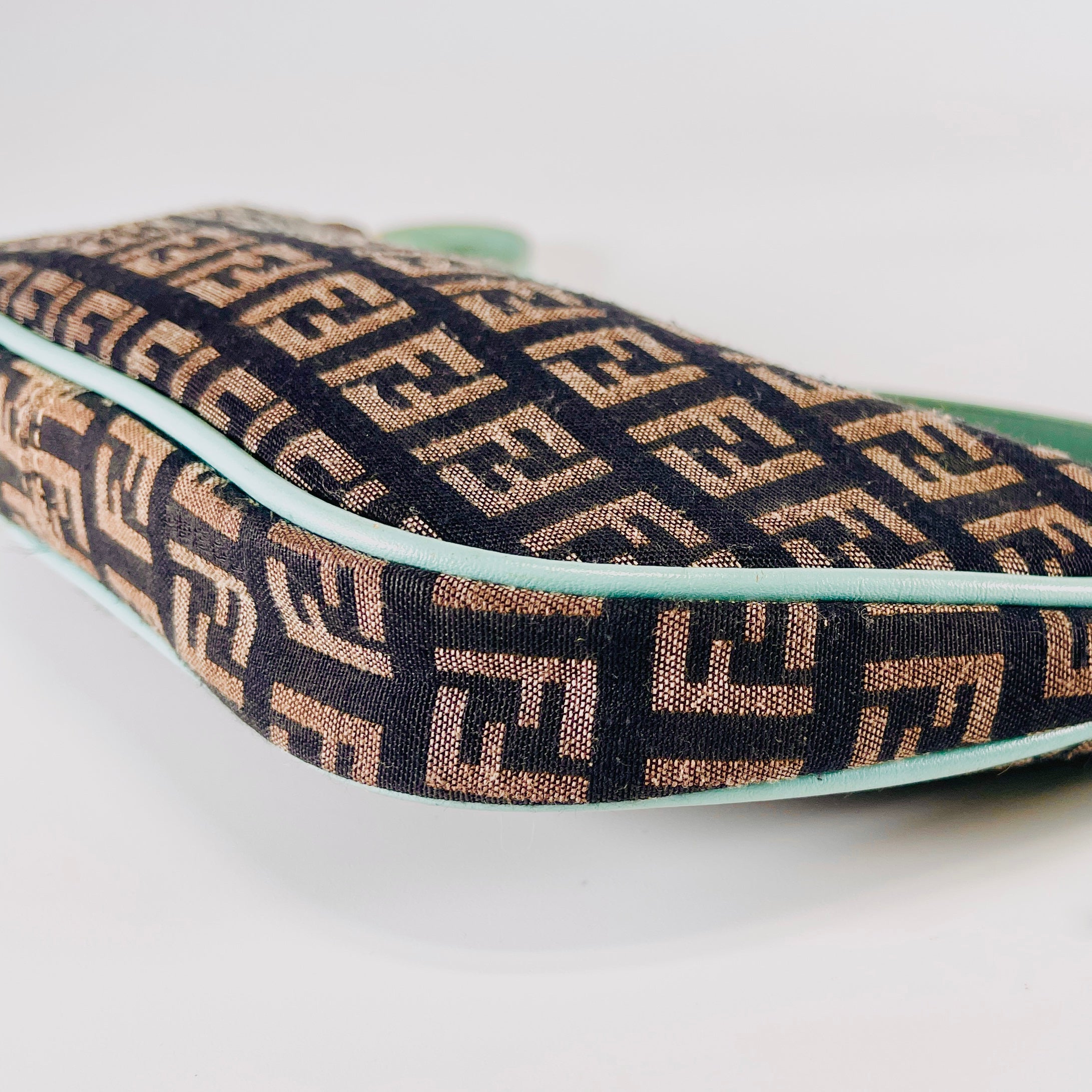 2604 secondhand FENDI 8BR133 pouch