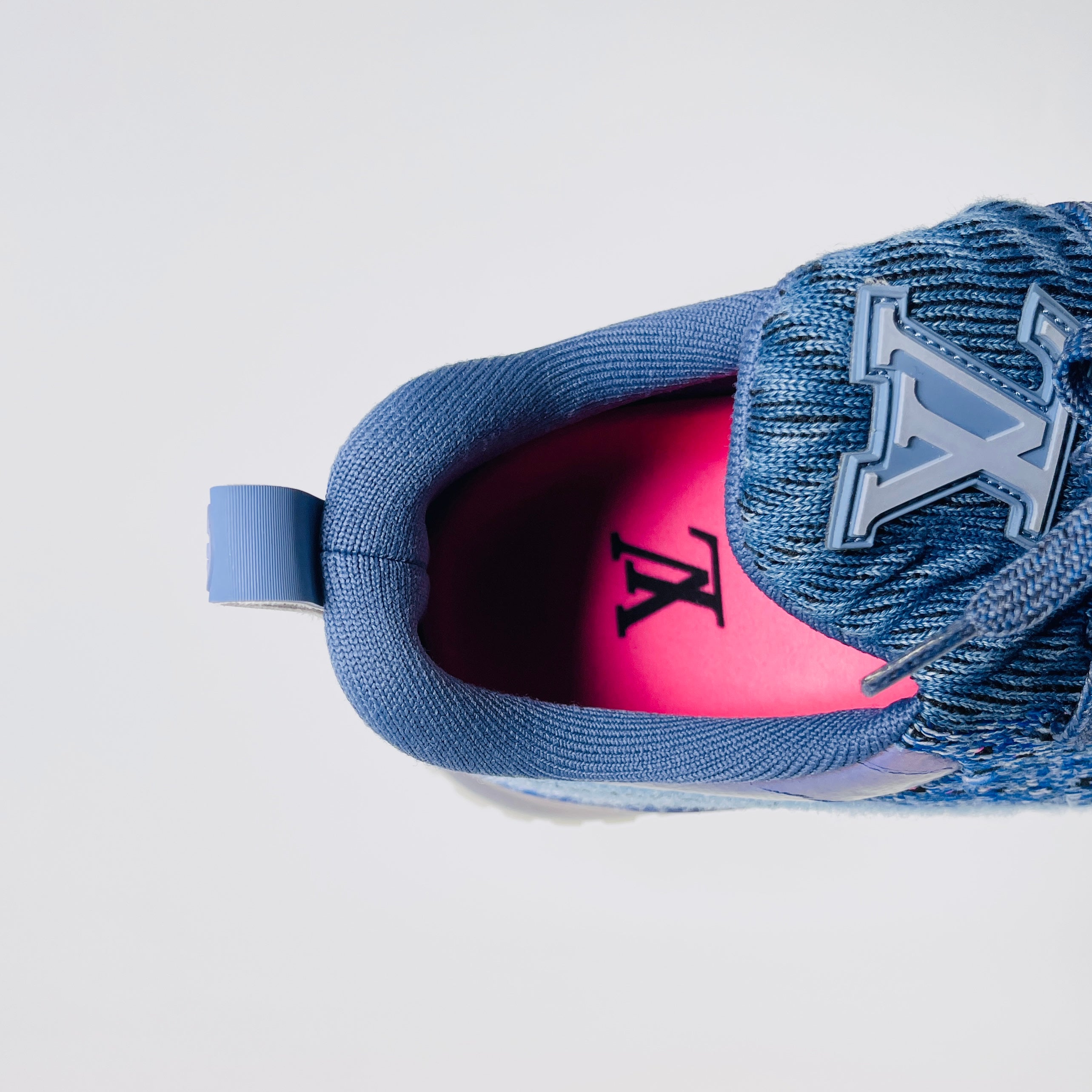 2604 secondhand LV sneakers