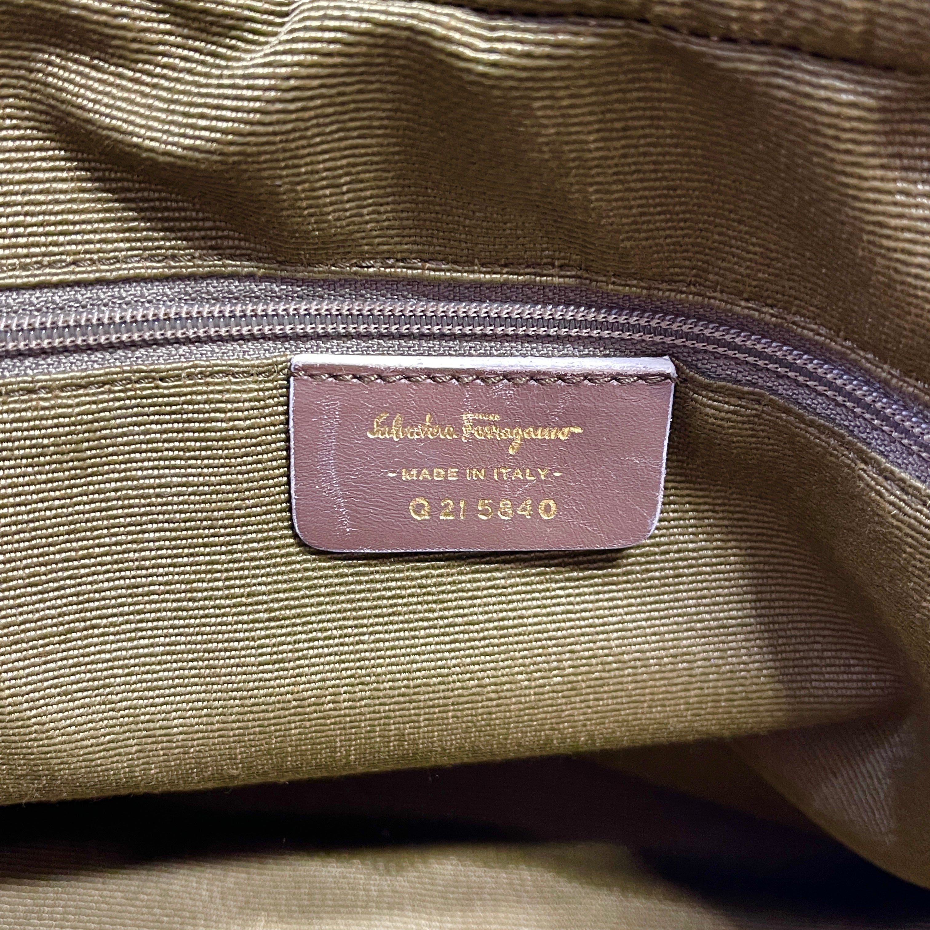 2605 secondhand Ferragamo Gancini hand bag